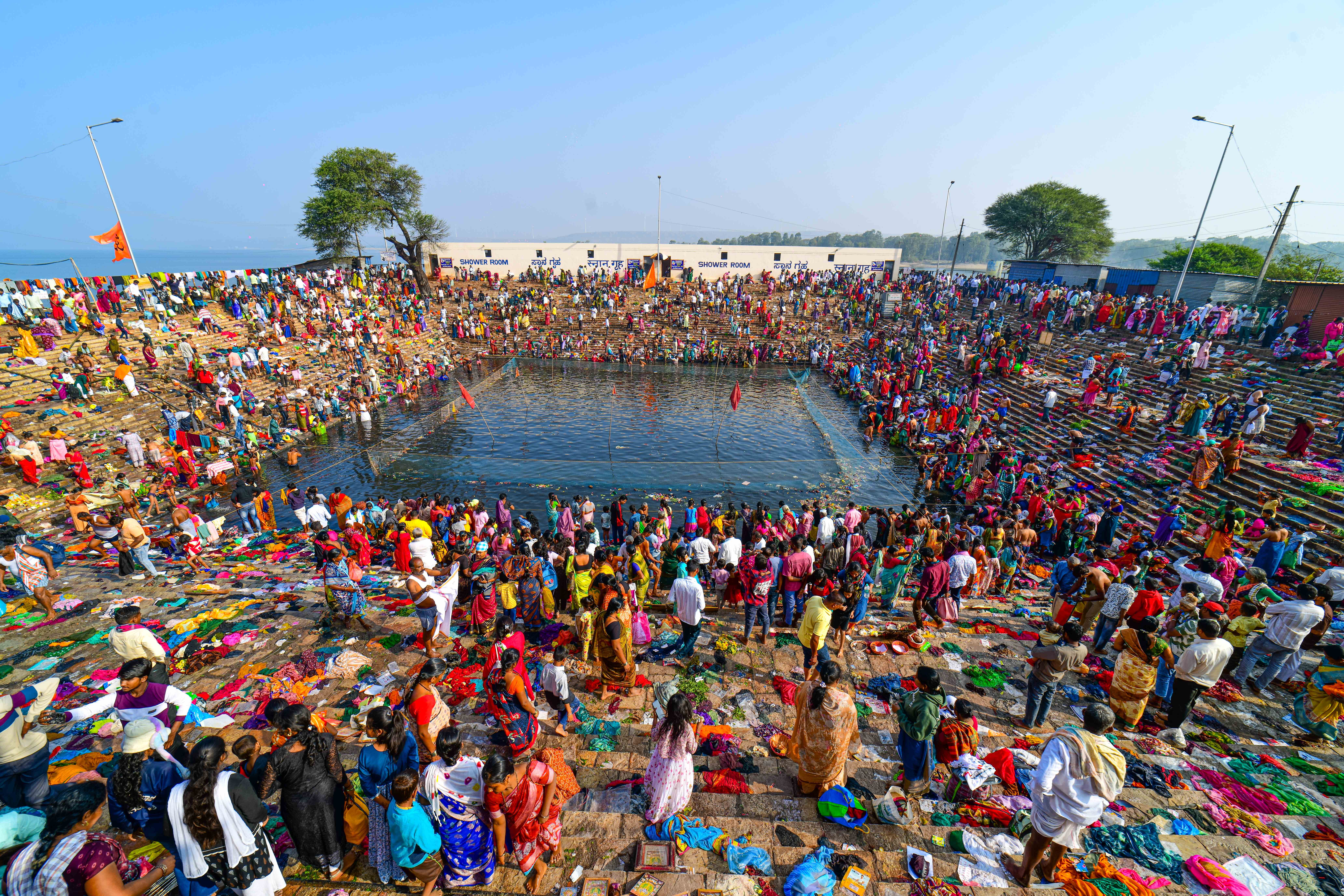 ಸವದತ್ತಿಯ ಯಲ್ಲಮ್ಮನ ಗುಡ್ಡದಲ್ಲಿ ಭಾನುವಾರ ಭಾರತ ಹುಣ್ಣಿಮೆ ಜಾತ್ರೆಯ ಅಂಗವಾಗಿ ಸೇರಿದ ಅ‍ಪಾರ ಸಂಖ್ಯಯ ಭಕ್ತರು ಜೋಗುಳಬಾವಿ ನೀರಲ್ಲಿ ಮಿಂದೆದ್ದರು 