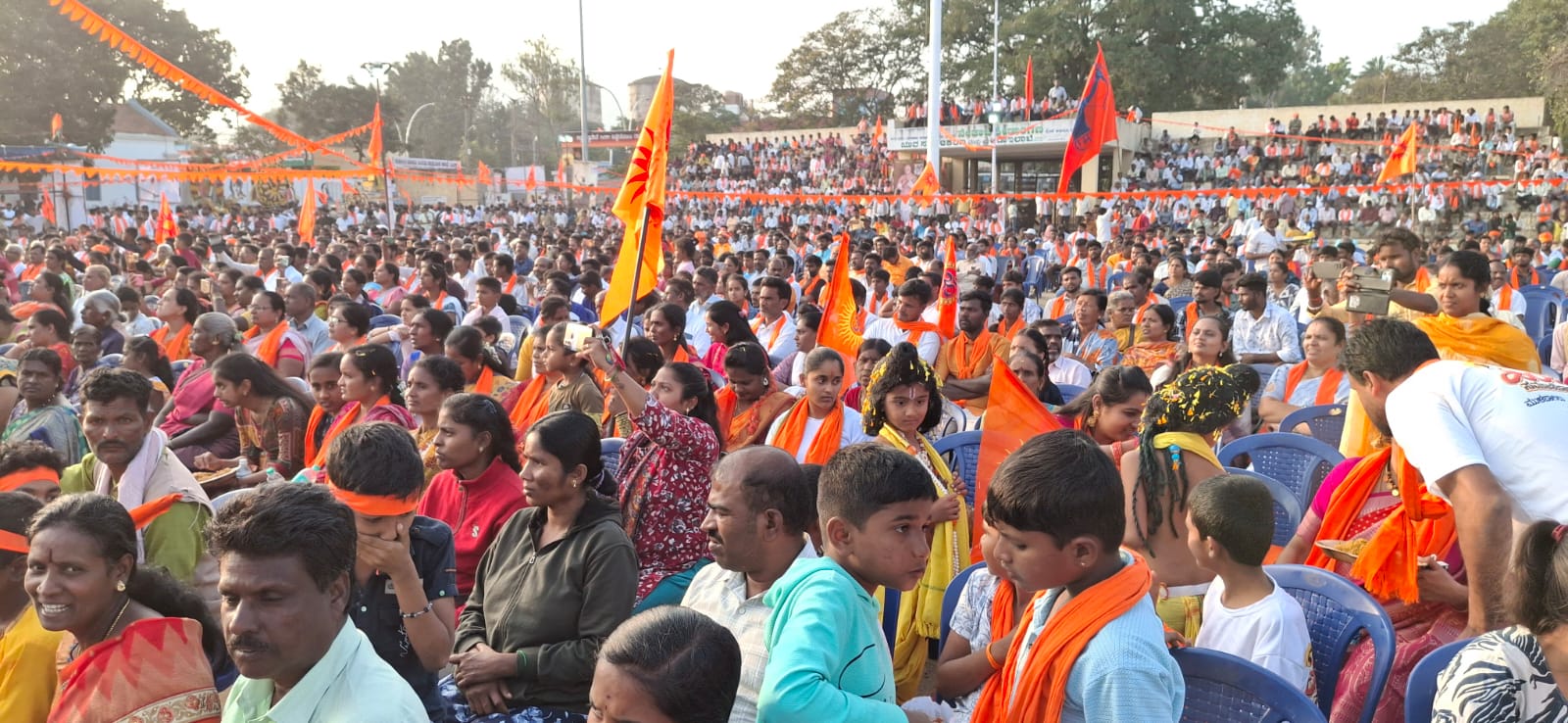 ಕಾರ್ಯಕ್ರಮದಲ್ಲಿ ಭಾಗವಹಿಸಿದ್ದ ಸಾವಿರಾರು ಮಂದಿ ಜನಸ್ತೋಮ.