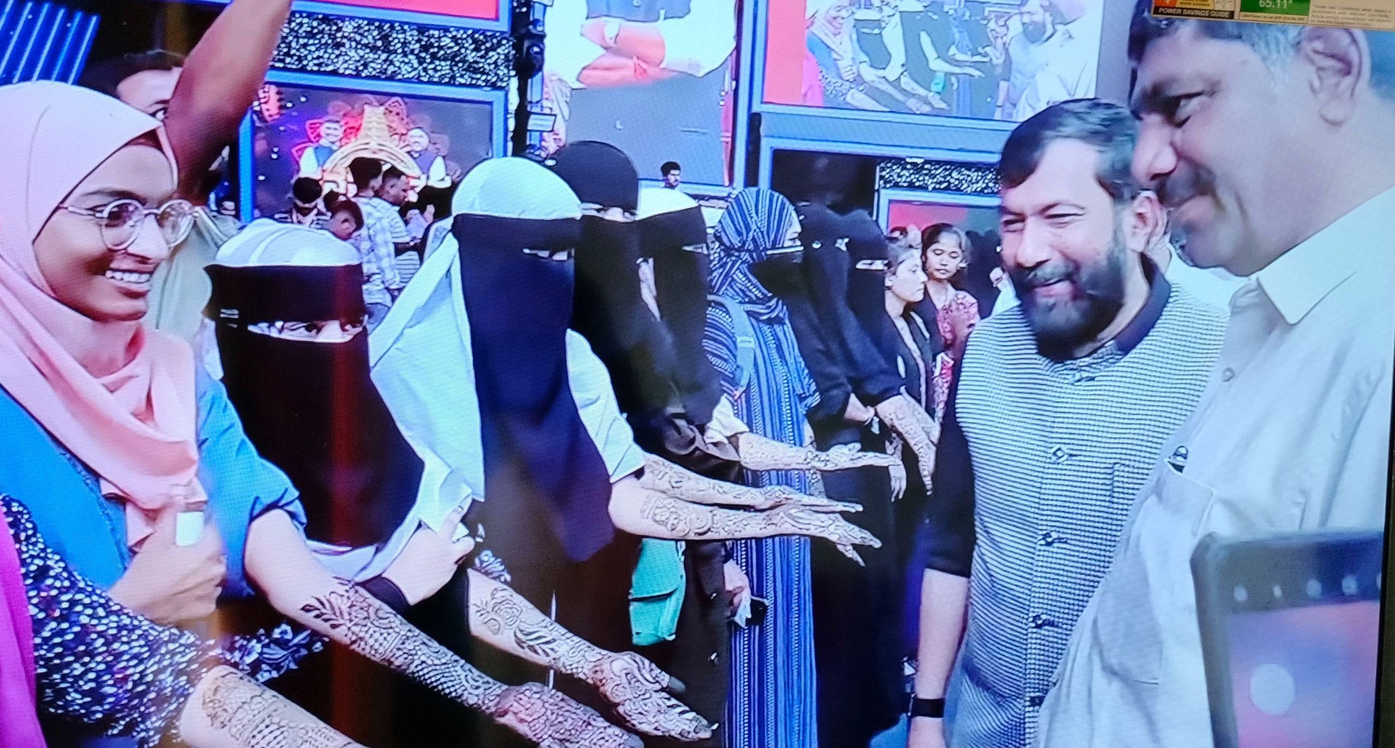 ಮೆಹಂದಿ ಬಿಡಿಸಿರುವುದನ್ನು ವೀಕ್ಷಣೆ ಮಾಡಿದ ಡಿಕೆ ಸುರೇಶ್