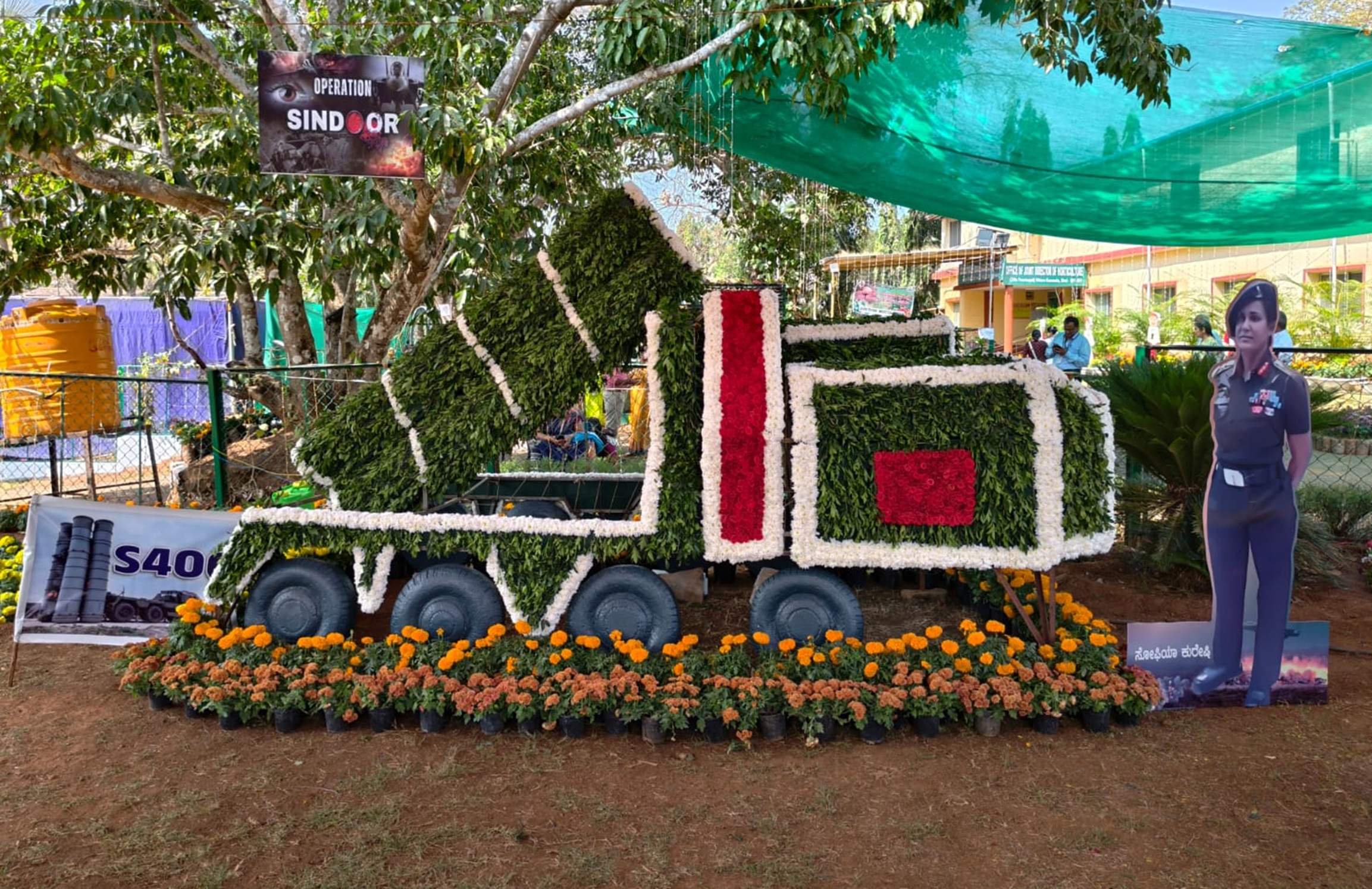 ಫಲಪುಷ್ಪ ಪ್ರದರ್ಶನದಲ್ಲಿ ಹೂವು ಹಾಗೂ ಎಲೆಗಳಿಂದ ನಿರ್ಮಿಸಿರುವ ಎಸ್.400 ಮಾದರಿ 