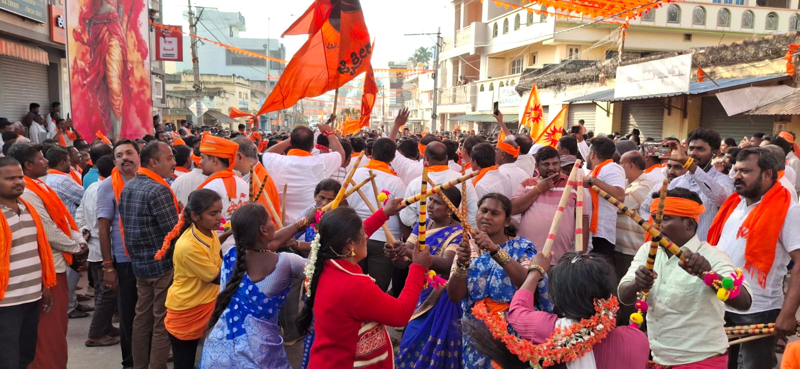 ಮೆರವಣಿಗೆಯ ಉದ್ದಕ್ಕೂ ಕೋಲಾಟ ಹಾಗೂ ನೃತ್ಯದಲ್ಲಿ ತೊಡಗಿದ್ದ ಜನ.