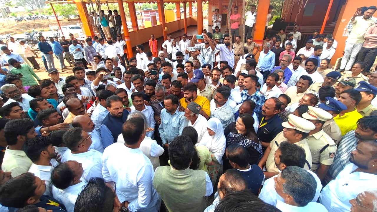 ಮೋಳಕೇರಾ ಗ್ರಾಮಕ್ಕೆ ಭೇಟಿ ನೀಡಿದ ಜಿಲ್ಲಾ ಉಸ್ತುವಾರಿ ಸಚಿವ ಈಶ್ವರ ಬಿ. ಖಂಡ್ರೆ ಅವರಿಗೆ ತಮ್ಮ ಅಹವಾಲು ಹೇಳಲು ಜನ ಸೇರಿರುವುದು