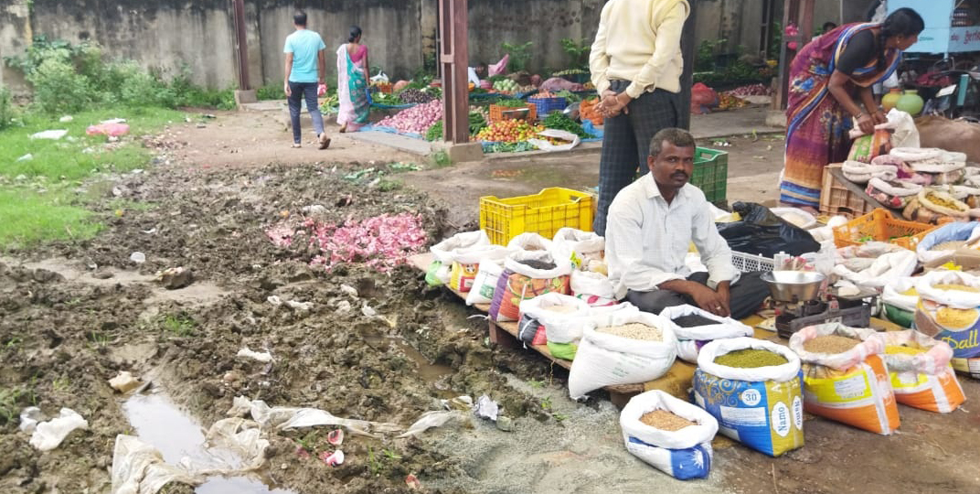 ಮಳೆ ಸುರಿದು ಕೆಸರಾದ ಜಾಗದಲ್ಲೇ ದಿನಸಿ ಅಂಗಡಿ ತರಕಾರಿ ವ್ಯಾಪಾರಿಗಳು (ಸಂಗ್ರಹ ಚಿತ್ರ)
