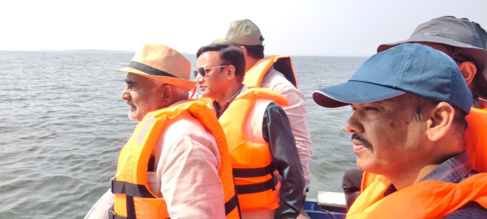 ಬೀಳಗಿ ತಾಲೂಕಿನ ಚಿಕ್ಕ ಸಂಗಮದ ಪಕ್ಷಿ ಸಂರಕ್ಷಣಾ ಮೀಸಲು ಪ್ರದೇಶವನ್ನು ಶಾಸಕ ಜೆ.ಟಿ.ಪಾಟೀಲ ಹಾಗೂ ಜಿಲ್ಲಾಧಿಕಾರಿ ಸಂಗಪ್ಪ.ಎಂ ಬೋಟ್ ಮುಖಾಂತರ ವೀಕ್ಷಿಸಿದರು.