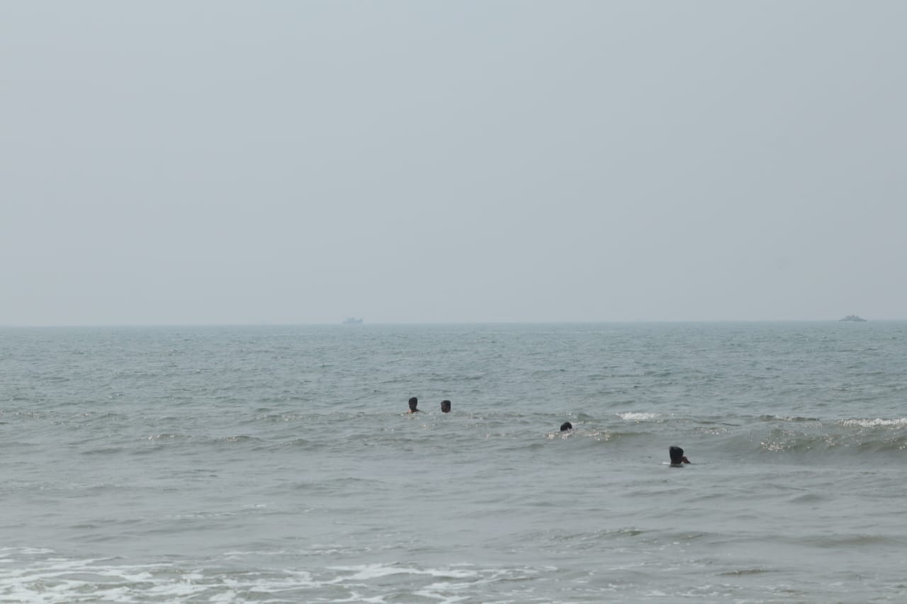 ಮಲ್ಪೆ ಬೀಚ್‌ನ ಸಮುದ್ರದಲ್ಲಿ ಪ್ರವಾಸಿಗರ ಹುಚ್ಚಾಟ