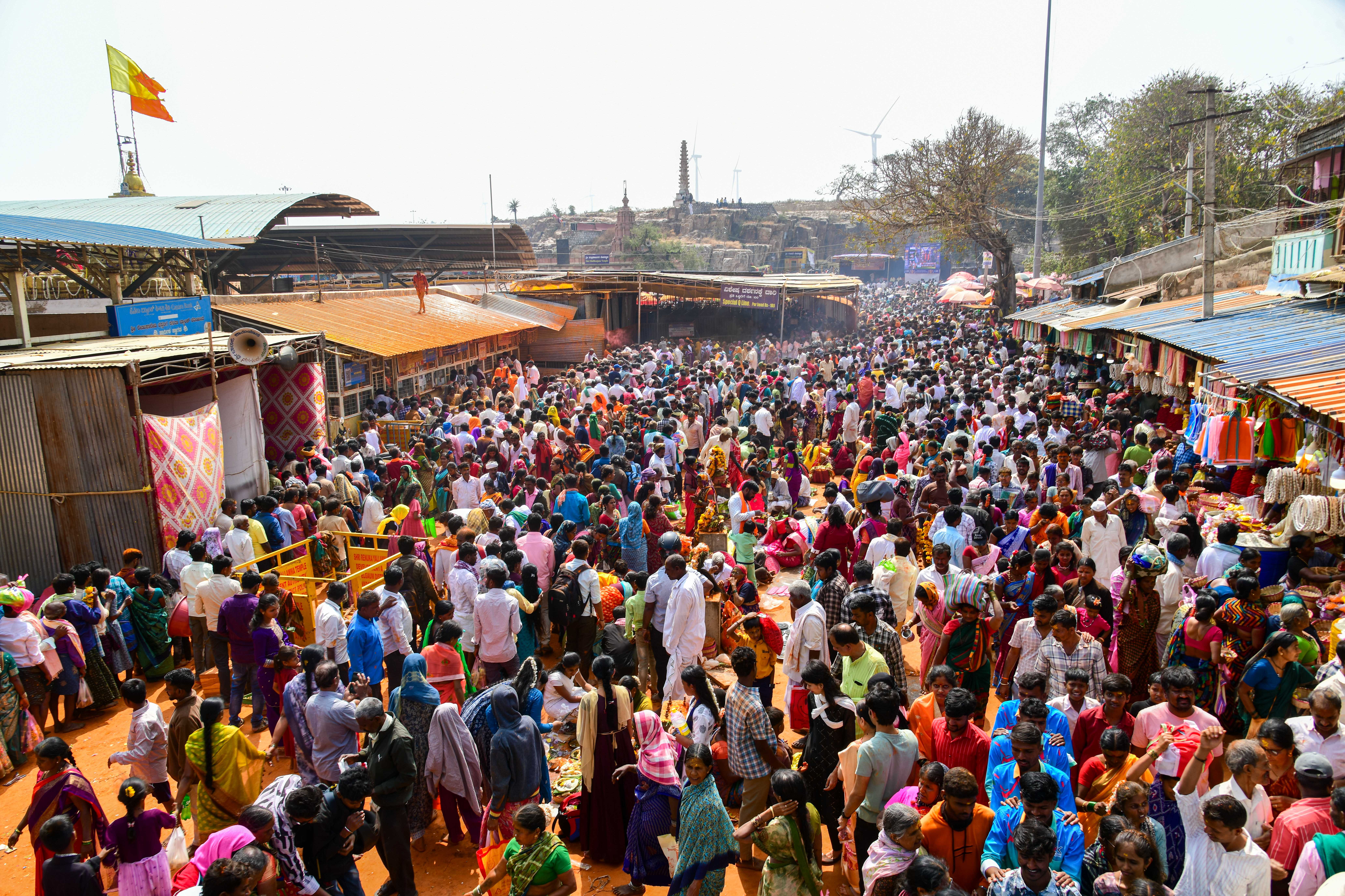 ಸವದತ್ತಿಯ ಯಲ್ಲಮ್ಮನ ಗುಡ್ಡದಲ್ಲಿ ಭಾನುವಾರ ಭಾರತ ಹುಣ್ಣಿಮೆ ಅಂಗವಾಗಿ ರೇಣುಕಾದೇವಿ ದೇವಸ್ಥಾನ ಆವರಣದಲ್ಲಿನ ಅಪಾರ ಸಂಖ್ಯೆಯ ಭಕ್ತರು ಸೇರಿದರು 