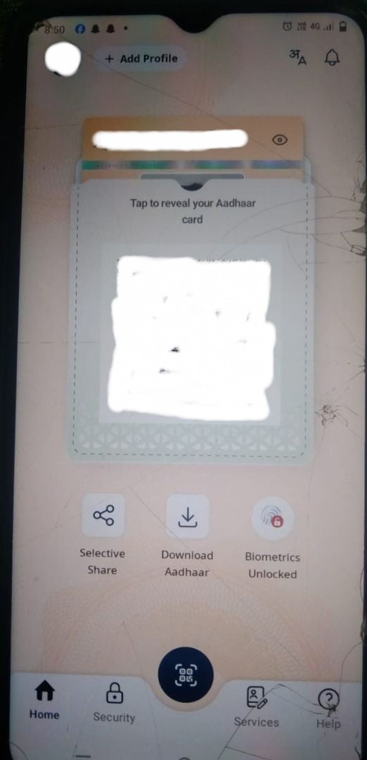 ಅಪ್ಲಿಕೇಷನ್‌ನ ಮುಖ ಪುಟ ತೆರೆಯಿರಿ. ಇದರಲ್ಲಿ ಹಲವು ಆಯ್ಕೆಗಳು ಕಾಣುತ್ತವೆ. ಕೆಳಭಾಗದಲ್ಲಿ ‘selective share , download aadhaar , biometric unlocked , home , security, services’ ಮತ್ತು ‘help’ ಸೇರಿದಂತೆ ನಿಮ್ಮ ಭಾಷೆಯನ್ನು ಆರಿಸಬಹುದು.