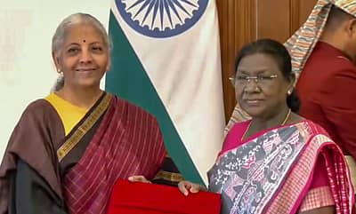 ಸಂಪ್ರದಾಯದಂತೆ ಸಂಸತ್ತಿಗೆ ತೆರಳುವ ಮುನ್ನ ನಿರ್ಮಲಾ ಸೀತಾರಾಮನ್‌ ಅವರು ರಾಷ್ಟ್ರಪತಿ ಭವನಕ್ಕೆ ತೆರಳಿ ರಾಷ್ಟ್ರಪತಿ ದ್ರೌಪದಿ ಮುರ್ಮು ಅವರನ್ನು ಭೇಟಿಯಾದರು.