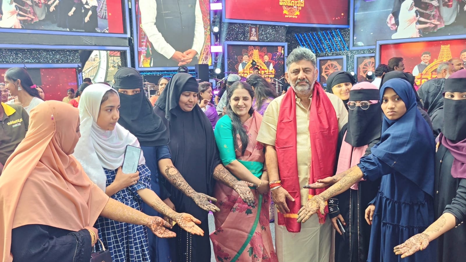 ಮೆಹಂದಿ ಬಿಡಿಸಿರುವುದನ್ನು ಡಿಕೆ ಶಿವಕುಮಾರ್ ಮತ್ತು ಉಷಾ ಶಿವಕುಮಾರ್ ವೀಕ್ಷಣೆ ಮಾಡುತ್ತಿರುವುದು