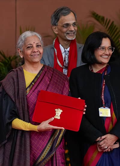 ವಿಶೇಷ ಏನೆಂದರೆ ಈ ಬಾರಿ ತಮಿಳುನಾಡಿನ ಕಾಂಚೀವರಂ ಸೀರೆಯುಟ್ಟು ನಿರ್ಮಲಾ ಸೀತಾರಾಮನ್ ಅವರು ಬಜೆಟ್‌ ಮಂಡಿಸುತ್ತಿದ್ದಾರೆ.