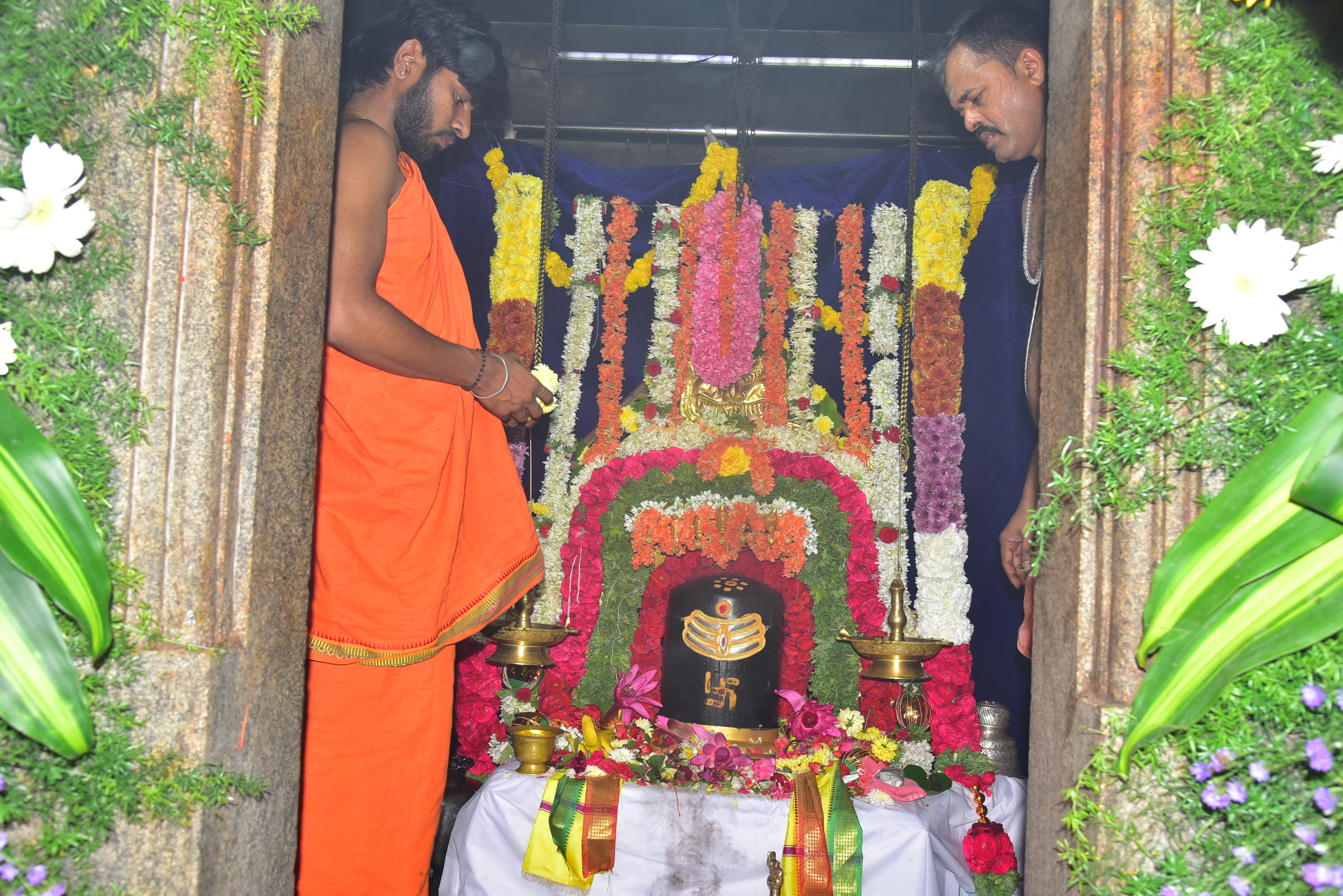 ಬ್ರಹ್ಮರಥೋತ್ಸವ ಹಿನ್ನಲೆಯಲ್ಲಿ ಭಾನುವಾರ ನಗರದ ಕೋಟೆ ಮಲ್ಲೇಶ್ವರ ಸ್ವಾಮಿ ದೇವಾಲಯದಲ್ಲಿ ವಿಶೇಷ ಪೂಜೆ ನೆರವೇರಿತು