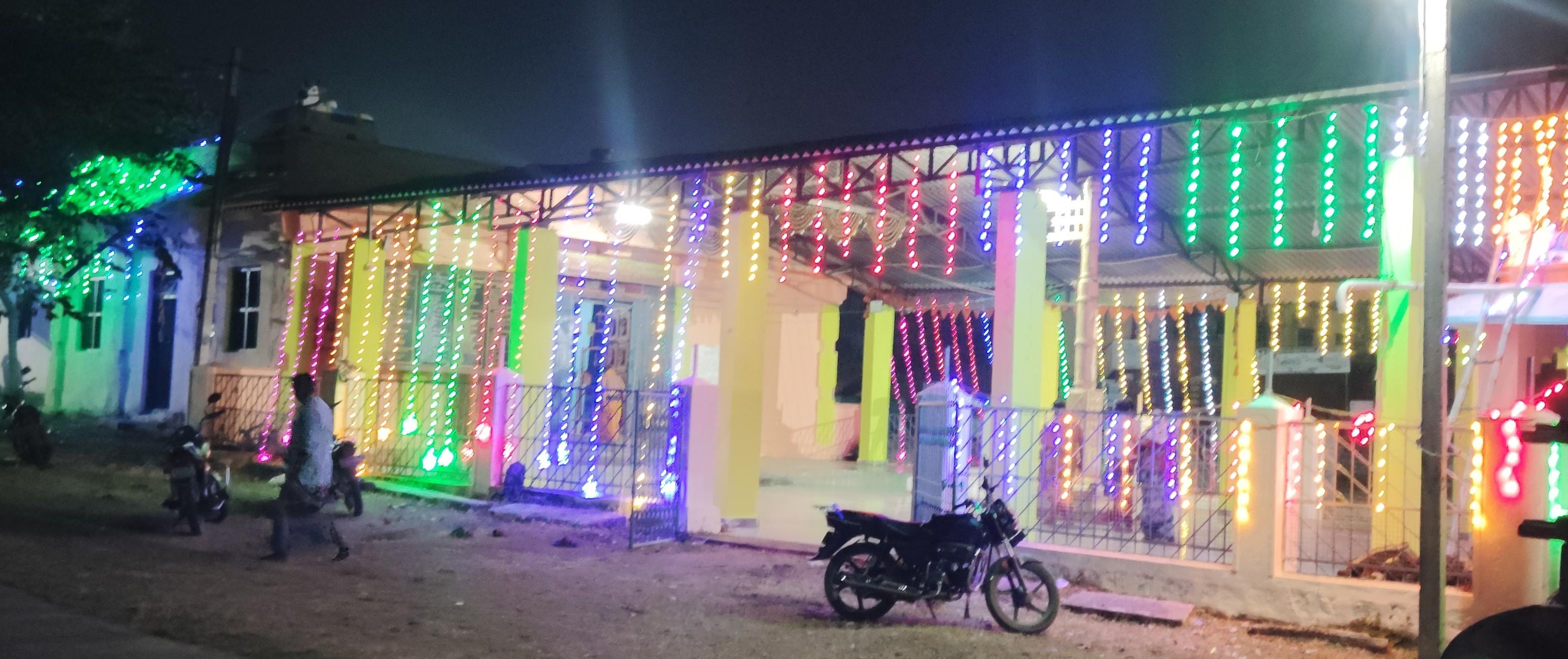 ಸಿಡಿಲು ಮಲ್ಲಿಕಾರ್ಜುನ ಸ್ವಾಮಿ ದೇವಾಲಯವನ್ನು ವಿದ್ಯುತ್ ದೀಪಗಳಿಂದ ಅಲಂಕರಿಸಿರುವುದು