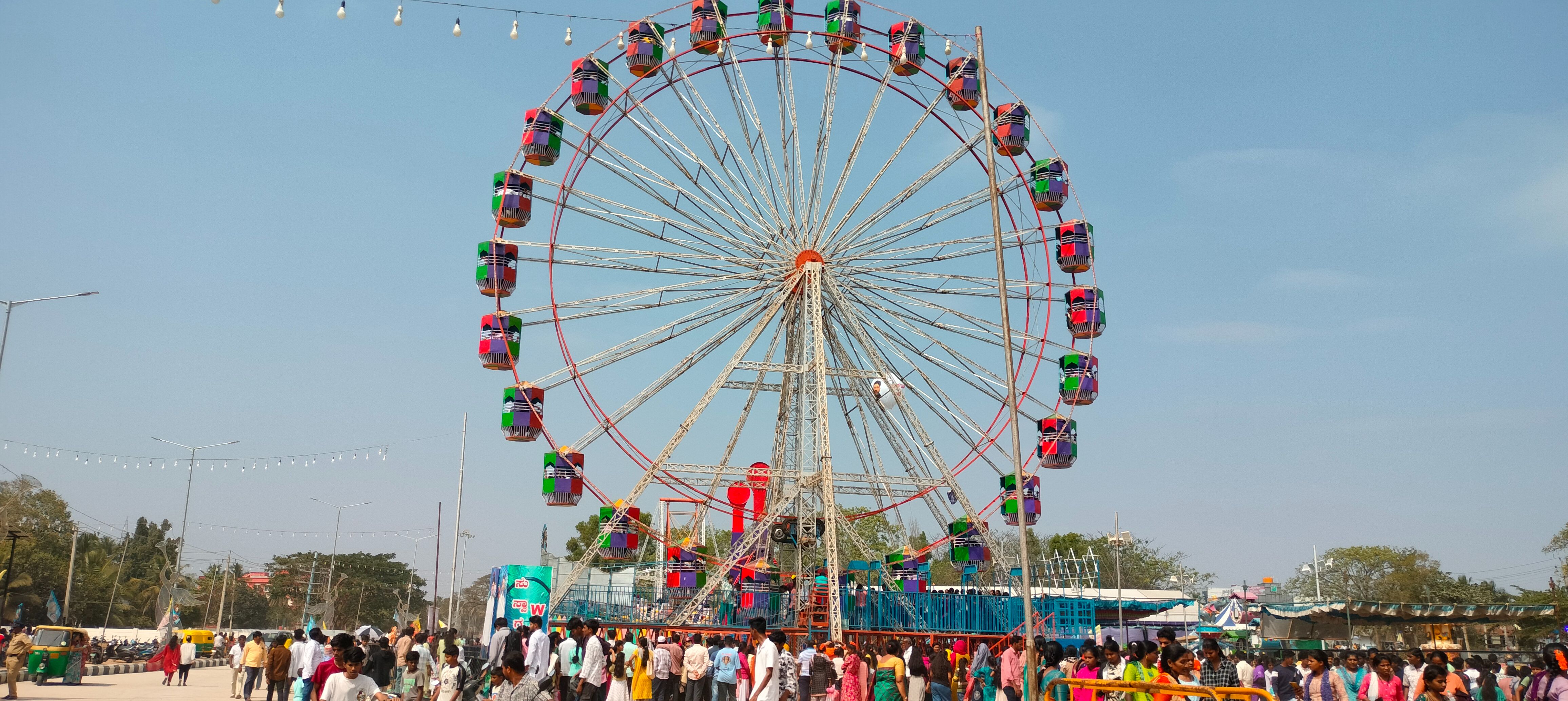 ಕನಕಪುರದಲ್ಲಿ ಕನಕೋತ್ಸವ ಕಾರ್ಯಕ್ರಮದಲ್ಲಿ ಹಾಕಿರುವ ಜಾಯಿಂಟ್ ವೀಲ್