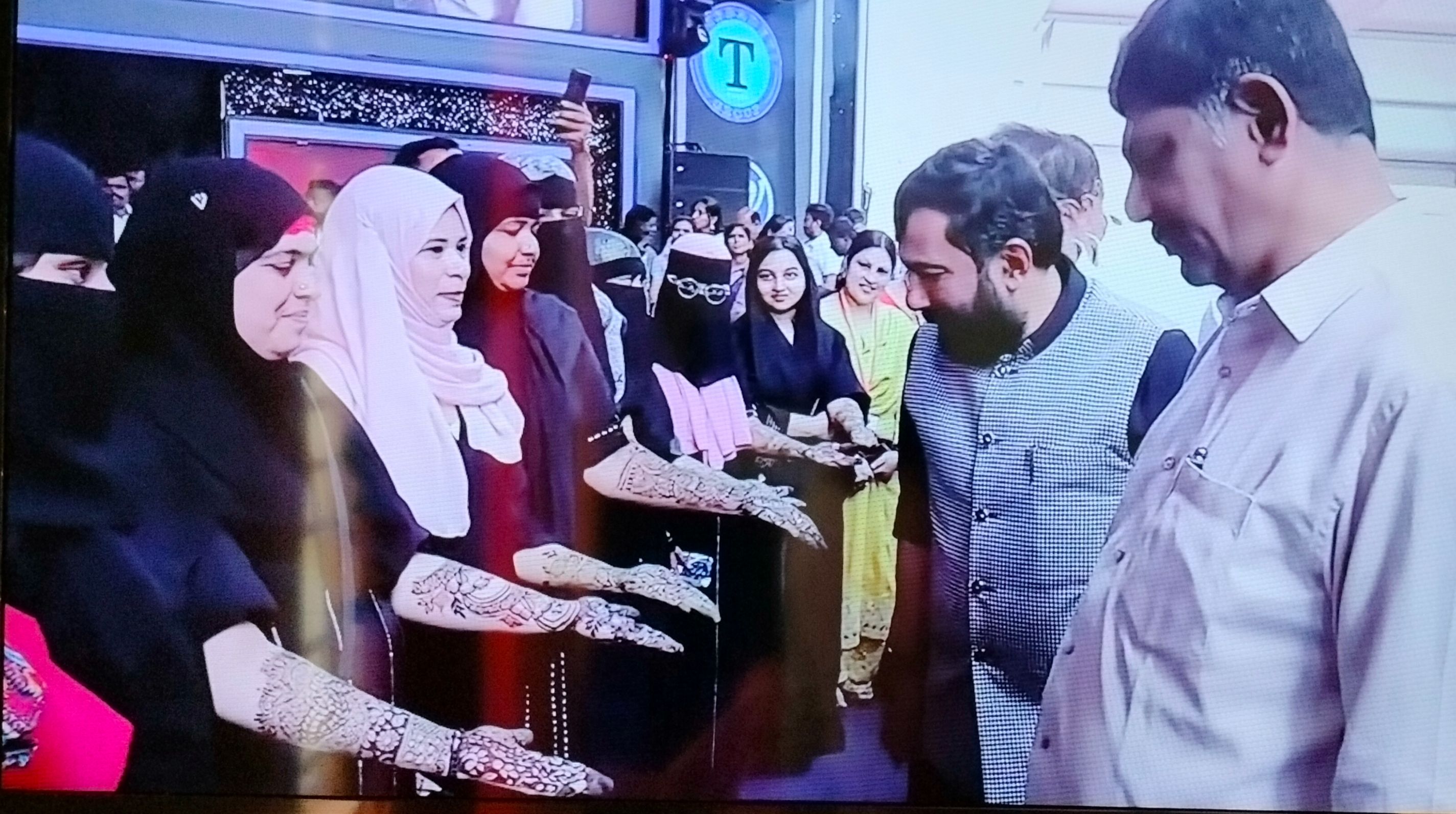 ಕನಕೋತ್ಸವ ಕಾರ್ಯಕ್ರಮದಲ್ಲಿ ಏರ್ಪಡಿಸಿದ್ದ ಮೆಹಂದಿ ಸ್ಪರ್ಧೆಯಲ್ಲಿ ಮೆಹಂದಿ ಬಿಡಿಸಿದ್ದನ್ನು ಡಿ ಕೆ ಸುರೇಶ್ ವೀಕ್ಷಣೆ ಮಾಡುತ್ತಿರುವುದು