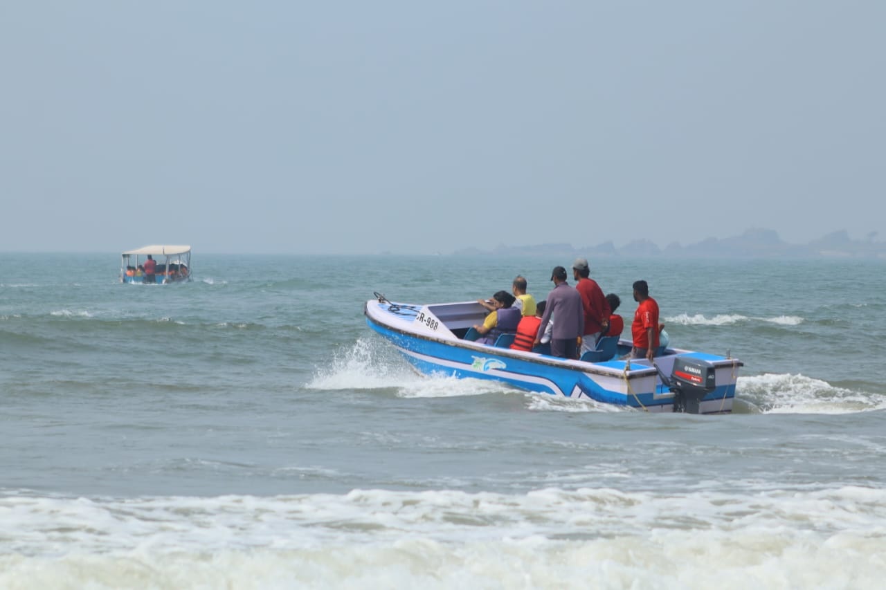 ಮಲ್ಪೆ ಬೀಚ್‌ನಲ್ಲಿ ‍ಪ್ರವಾಸಿಗರ ಬೋಟ್‌ ವಿಹಾರ