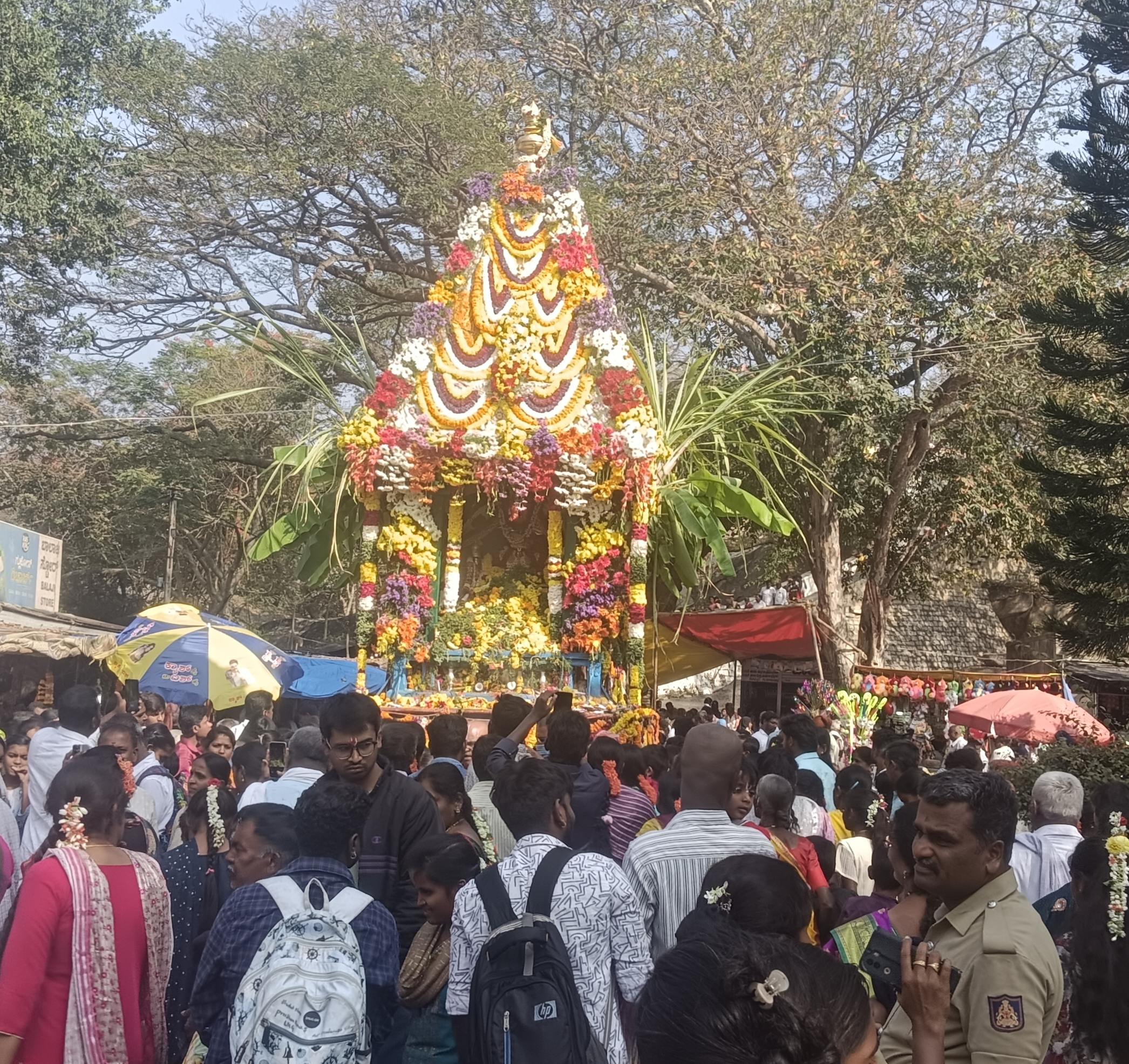 ಬೇತಮಂಗಲ ಸಮೀಪದ ಬಂಗಾರು ತಿರುಪತಿಯಲ್ಲಿ ಭರತ ಹುಣ್ಣಿಮೆ ಅಂಗವಾಗಿ ಶನಿವಾರ ರಾತ್ರಿ ತೆಪ್ಪೋತ್ಸವ ಸಾವಿರಾರು ಭಕ್ತರ ಸಮ್ಮುಖದಲ್ಲಿ ನಡೆಯಿತು 