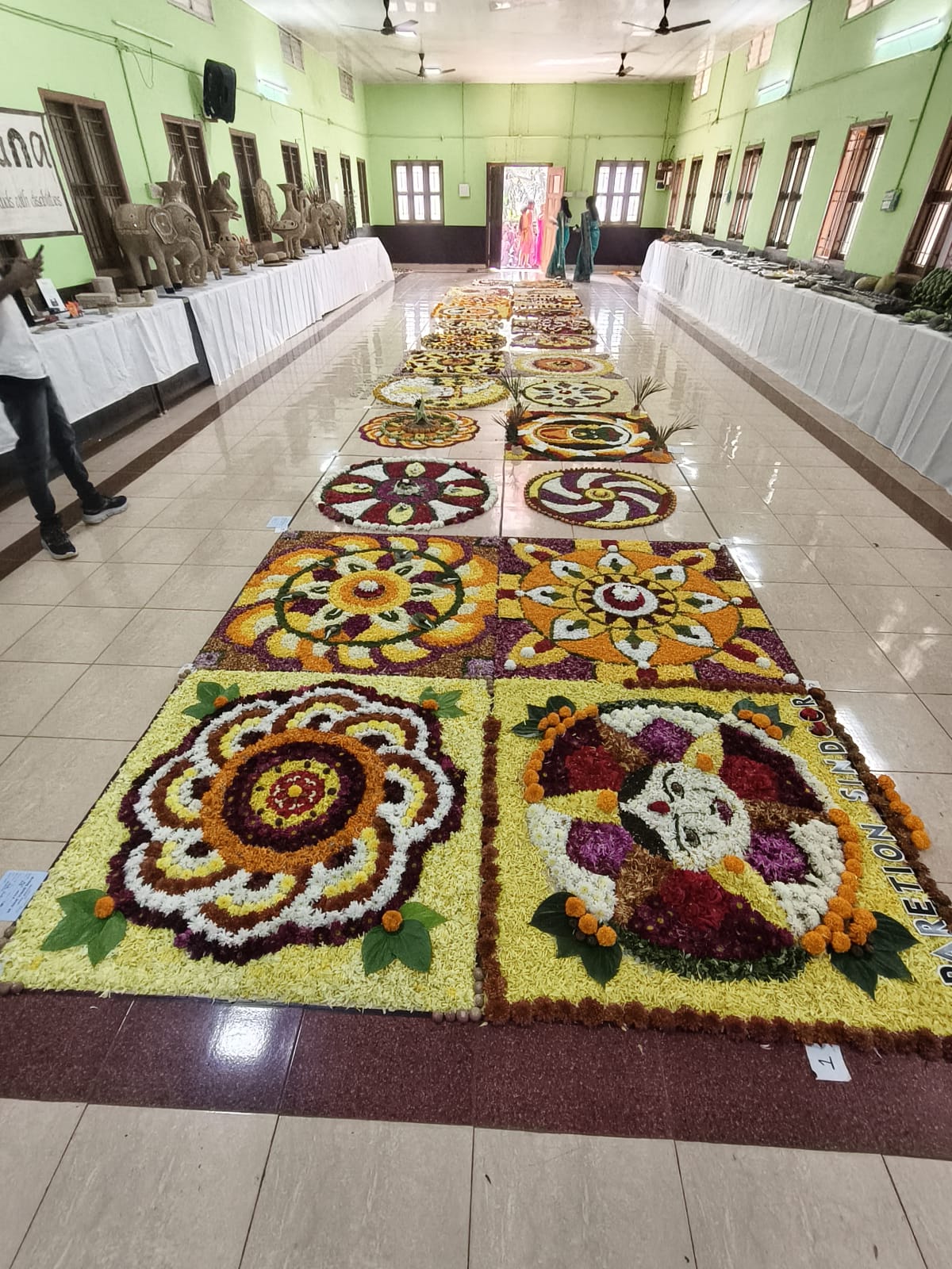 ಪುಷ್ಪ ದಳಗಳಲ್ಲಿ ಅರಳಿದ ರಂಗೋಲಿ 