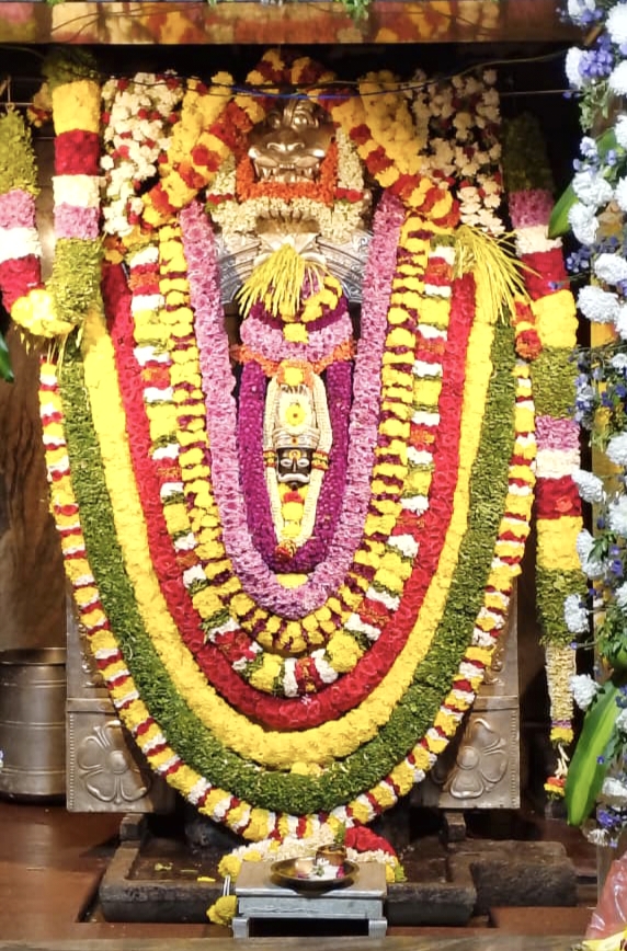 ಸಾವಂದಿ ವೀರಭದ್ರ ಸ್ವಾಮಿಗೆ ವಿಶೇಷ ಹೂವಿನ ಅಲಂಕಾರ ಮಾಡಿರೋದು.