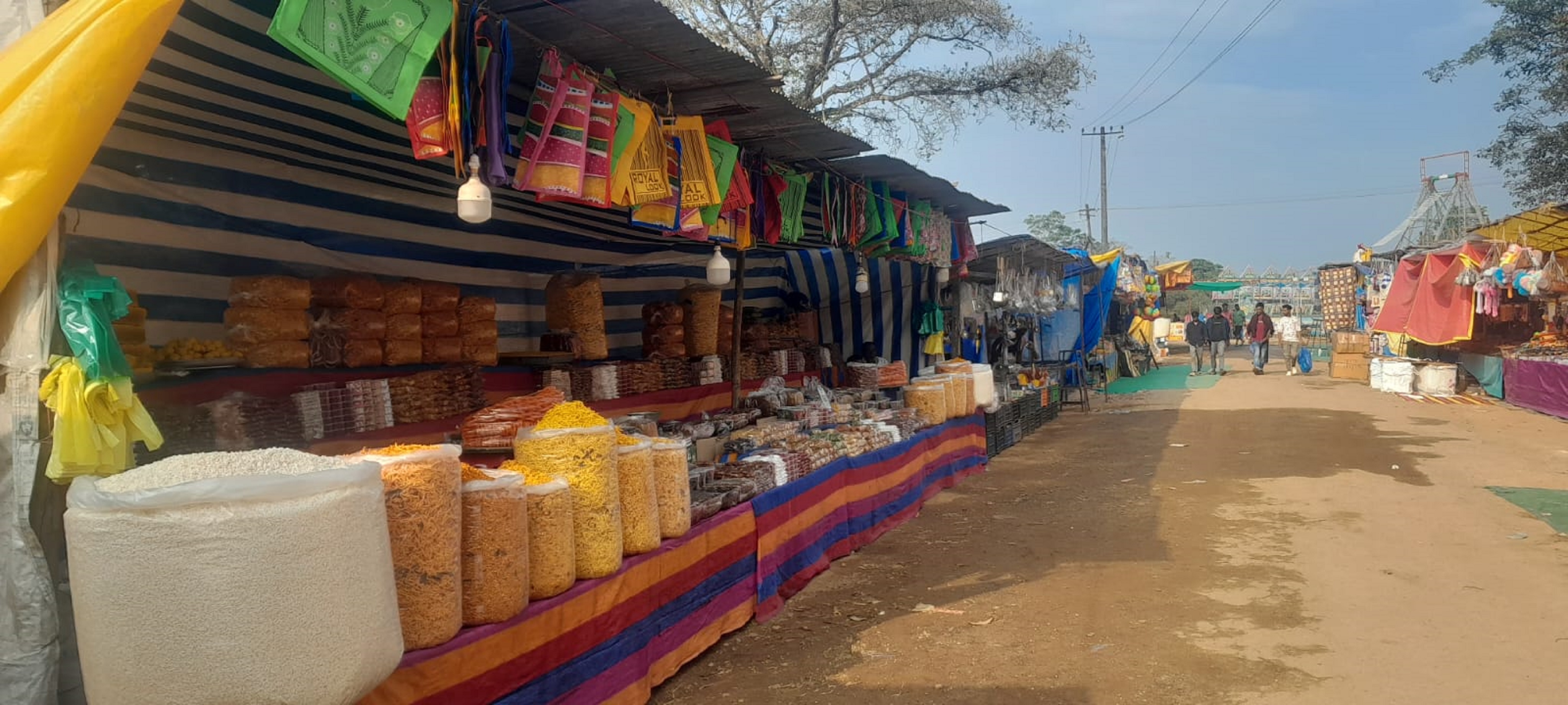 ಜಾತ್ರಾ ಮೈದಾನಕ್ಕೆ ಮೊದಲ ದಿನ ಹೆಚ್ಚಿನ ಜನರು ಸೇರಿಲ್ಲದೇ ಇರುವುದು ಕಂಡು ಬಂತು