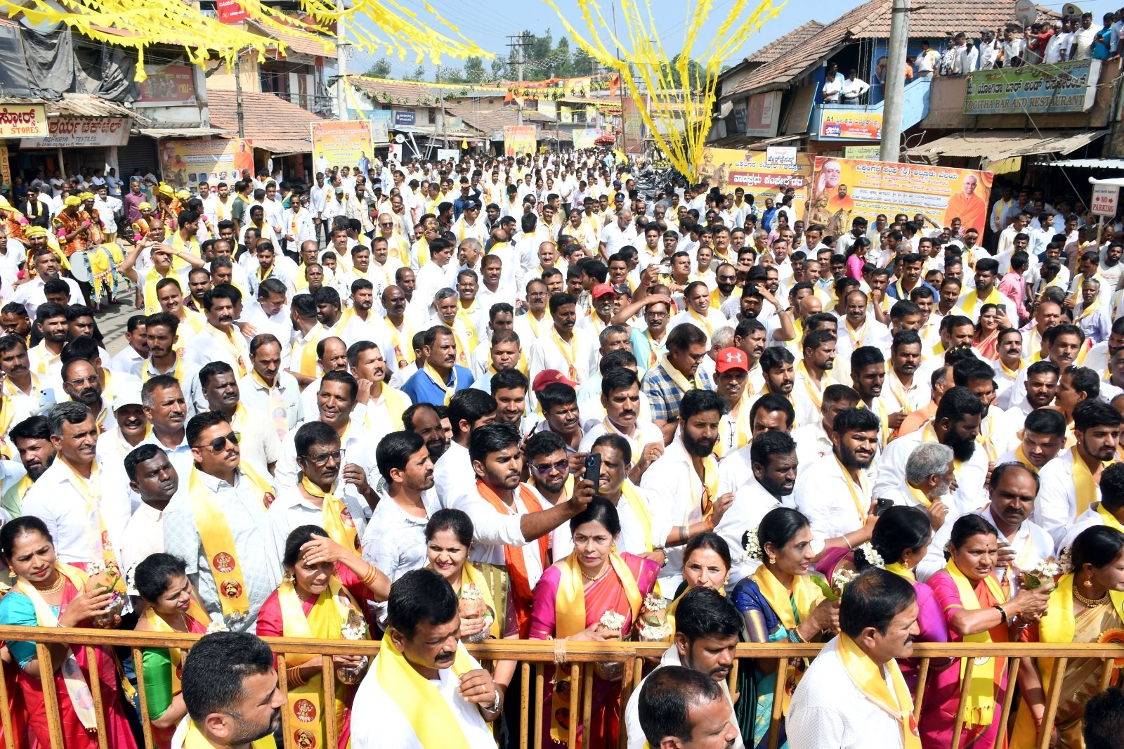 ನಾಡಪ್ರಭು ಕೆಂಪೇಗೌಡ ಕಂಚಿನ ಪುತ್ಥಳಿ ಲೋಕಾರ್ಪಣೆ ಕಾರ್ಯಕ್ರಮಕ್ಕೆ ಸೇರಿದ್ದ ಜನಸ್ತೋಮ