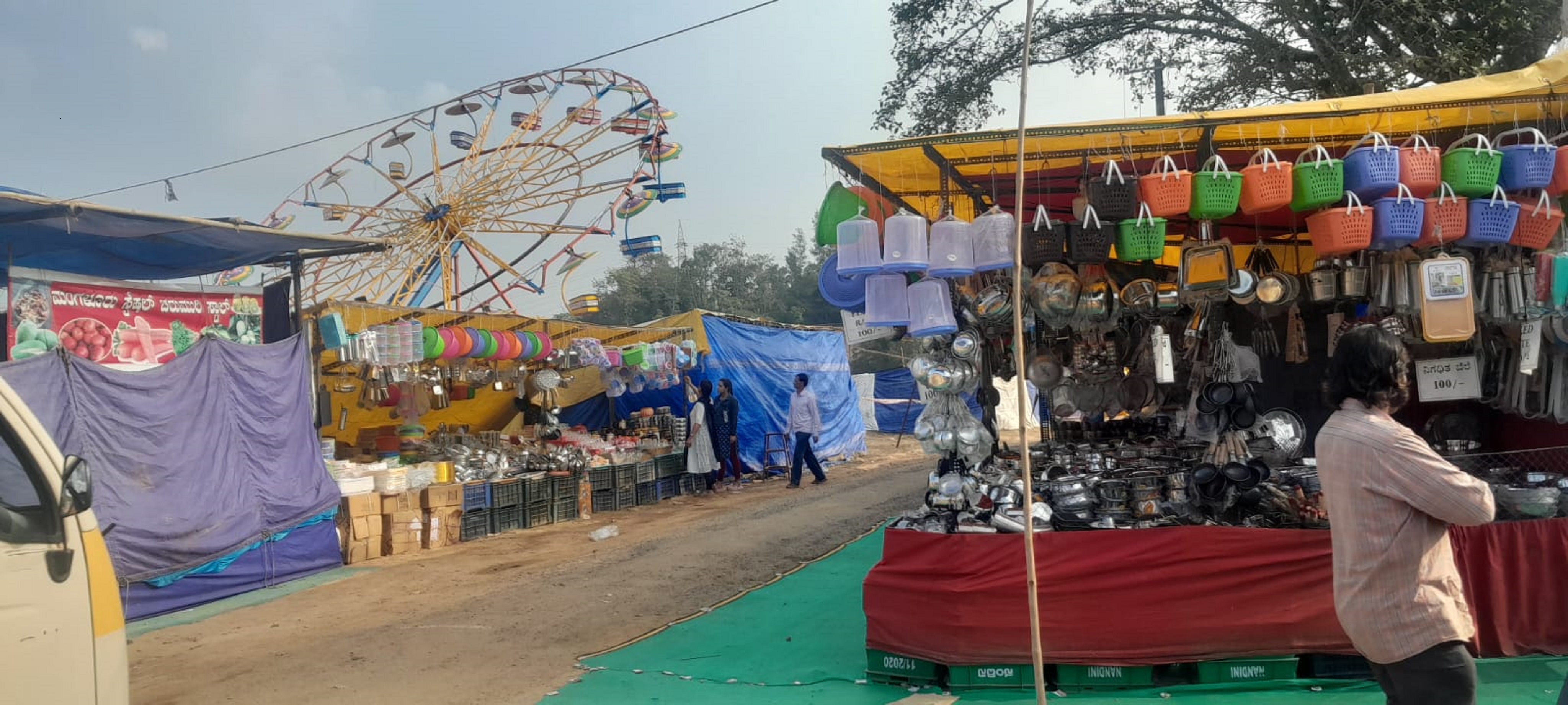 ಜಾನುವಾರು ಜಾತ್ರೆಯಲ್ಲಿ ವಿವಿಧ ಬಗೆಯ ಅಂಗಡಿಗಳನ್ನು ಹಾಕಲಾಗಿತ್ತು