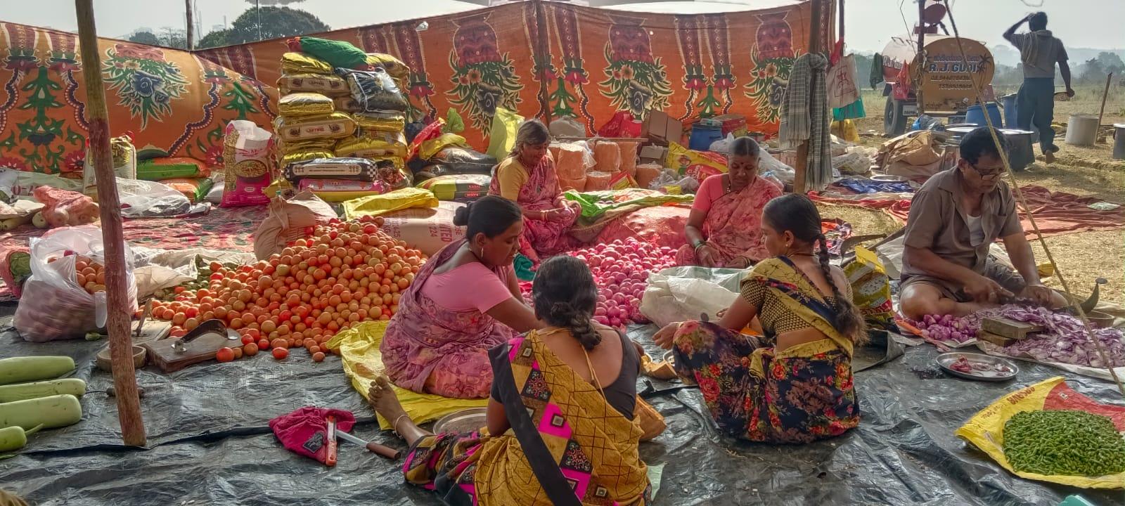 ಹಳಿಯಾಳದಿಂದ ಉಳವಿಗೆ ಸಾಗುವ ಯಾತ್ರಾರ್ಥಿಗಳಿಗಾಗಿ ಏರ್ಪಡಿಸಲಾದ ಅನ್ನದಾಸೋಹಕ್ಕಾಗಿ ಸಿದ್ದ ಪಡಿಸುತ್ತಿರುವ ಅಡುಗೆಯಲ್ಲಿ ಪಾಲ್ಗೋಂಡ ಭಕ್ತಾದಿಗಳು.