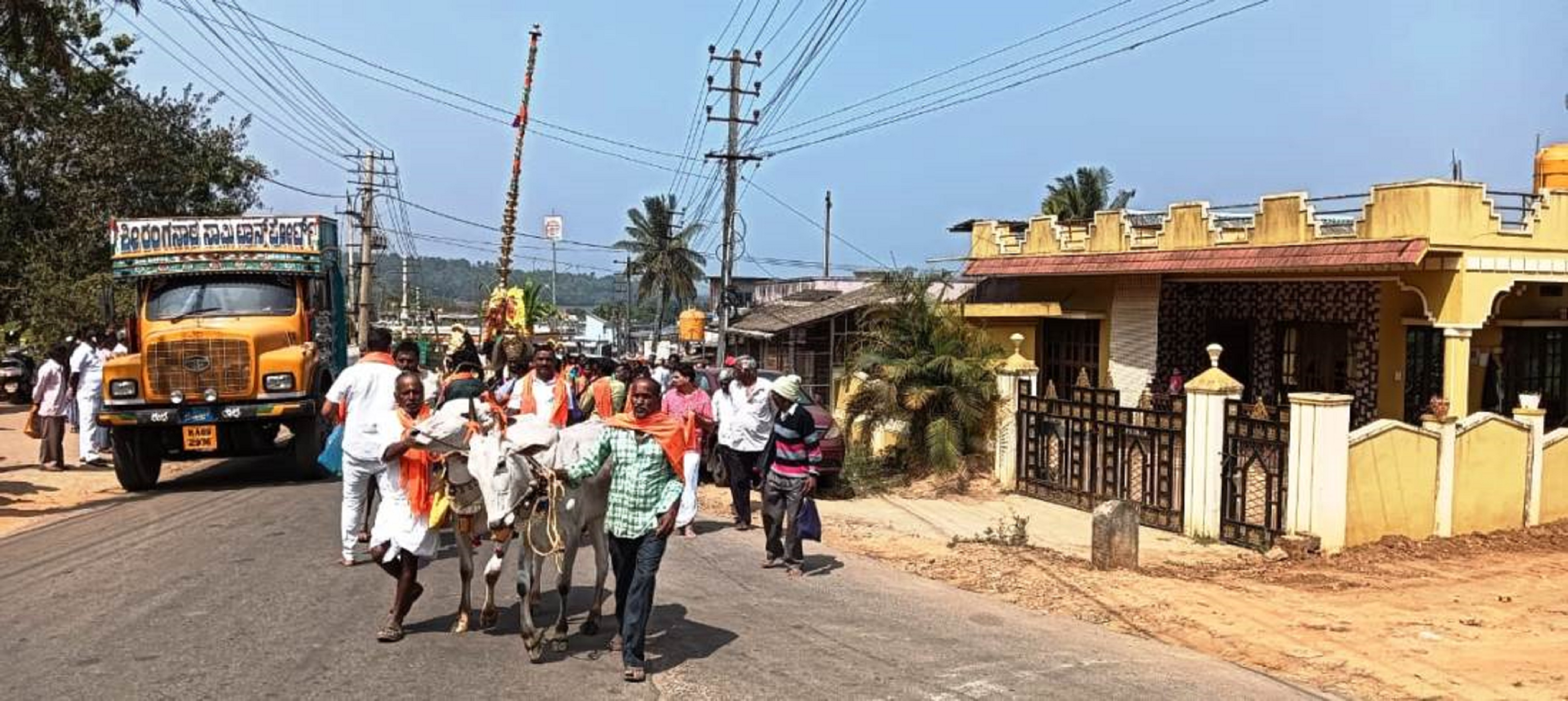 ಗುಡುಗಳಲೆ ಜಾನುವಾರು ಜಾತ್ರೆಯಲ್ಲಿ ಸೋಮವಾರ ಮೆರವಣಿಗೆ ನಡೆಯಿತು