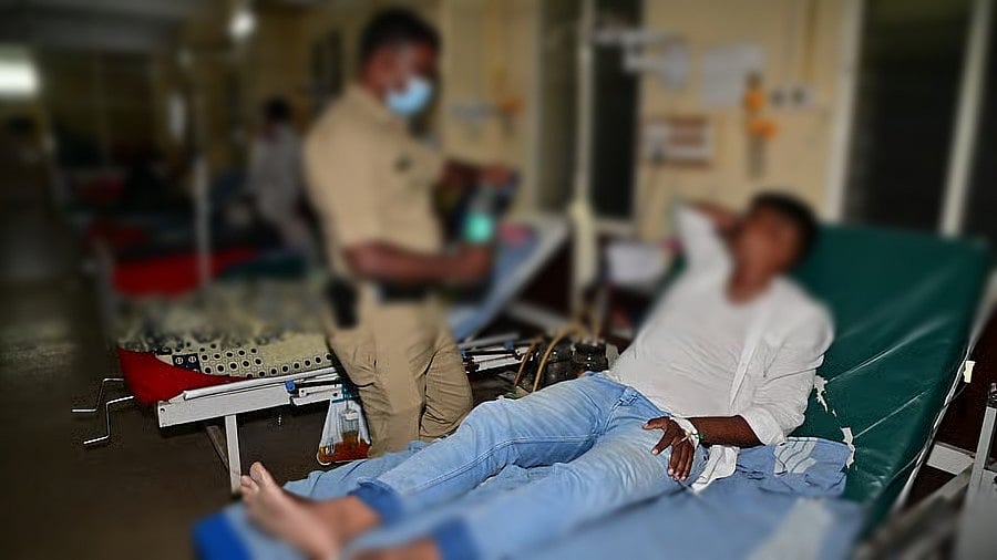 ಬೆಂಗಳೂರು: ಹೋಟೆಲ್‌ ನವೀಕರಣ ಕಾಮಗಾರಿ ವೇಳೆ ಕಂಬಗಳು ಬಿದ್ದು ಮೂವರಿಗೆ ಗಾಯ 