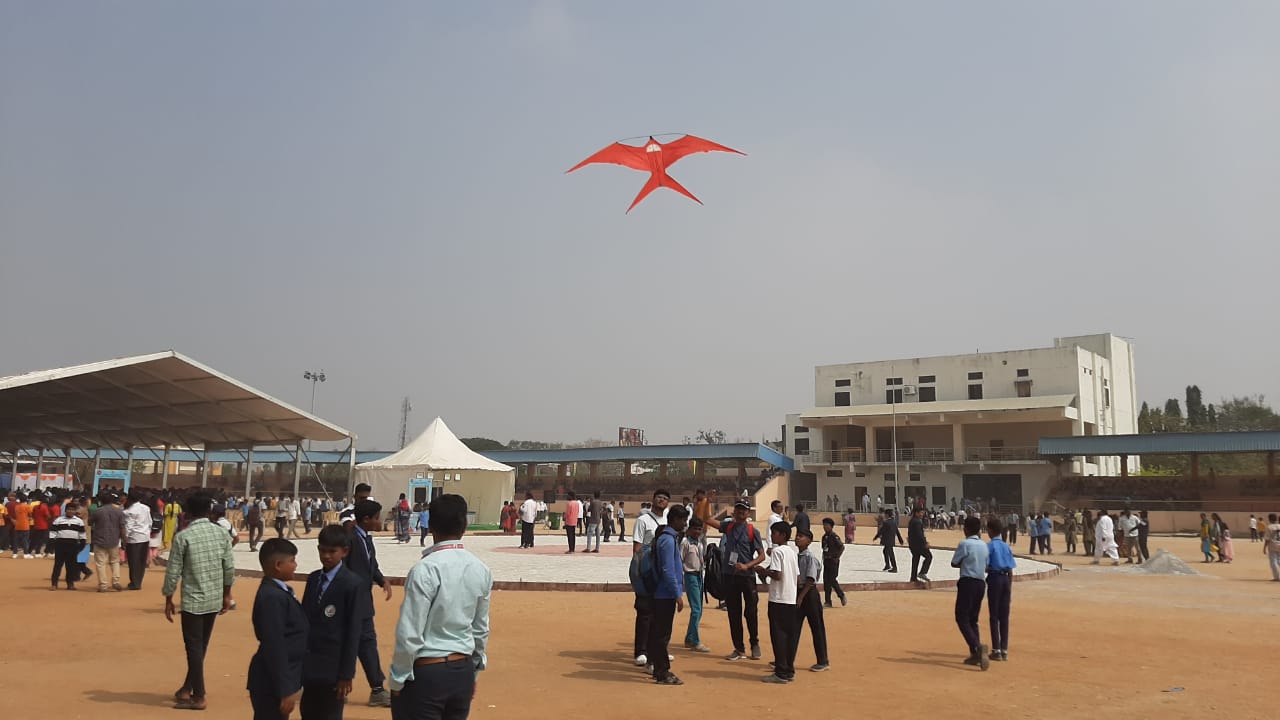 ರಾಯಚೂರಿನ ಮಹಾತ್ಮ ಗಾಂಧಿ ಜಿಲ್ಲಾ ಕ್ರೀಡಾಂಗಣದಲ್ಲಿ ಹಾರಾಡಿದ ಗಾಳಿ ಪಟ