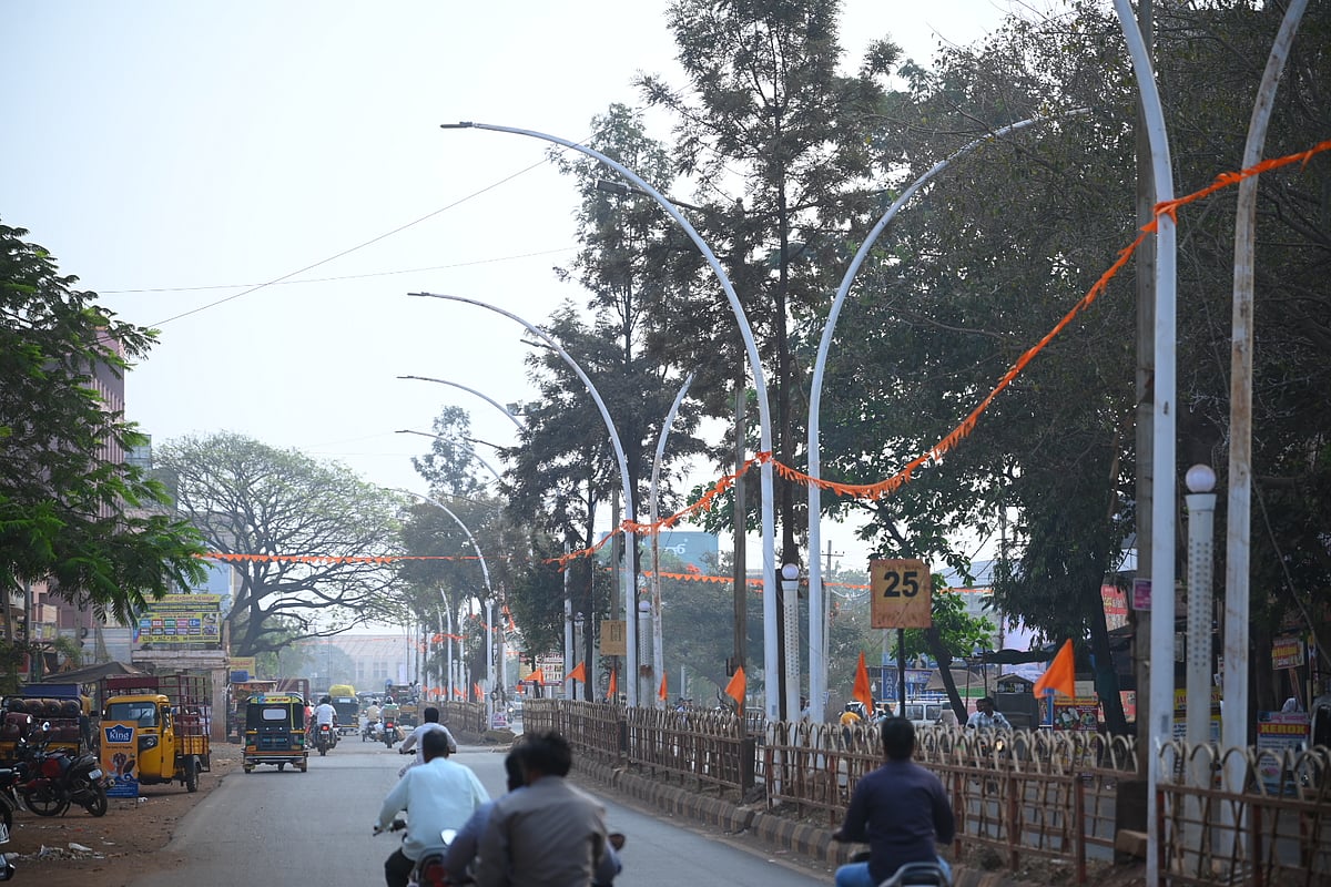 ಬೀದರ್‌: ಮುಖ್ಯರಸ್ತೆಯಲ್ಲಿ ಬೆಳಗದ ವಿದ್ಯುತ್‌ ದೀಪಗಳು