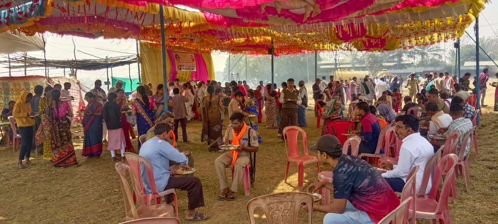 ಹಳಿಯಾಳದಿಂದ ಉಳವಿಗೆ ಸಾಗುವ ಯಾತ್ರಾರ್ಥಿಗಳಿಗಾಗಿ ಏರ್ಪಡಿಸಲಾದ ಅನ್ನದಾಸೋಹದಲ್ಲಿ ಪಾಲ್ಗೋಂಡಿರುವ ಯಾತ್ರಾರ್ಥಿಗಳು.