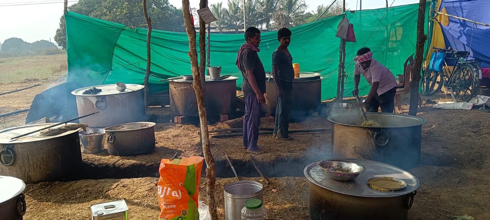 ಹಳಿಯಾಳದಿಂದ ಉಳವಿಗೆ ಸಾಗುವ ಯಾತ್ರಾರ್ಥಿಗಳಿಗಾಗಿ ಏರ್ಪಡಿಸಲಾದ ಅನ್ನದಾಸೋಹಕ್ಕಾಗಿ ಸಿದ್ದ ಪಡಿಸುತ್ತಿರುವ ಅಡುಗೆ.