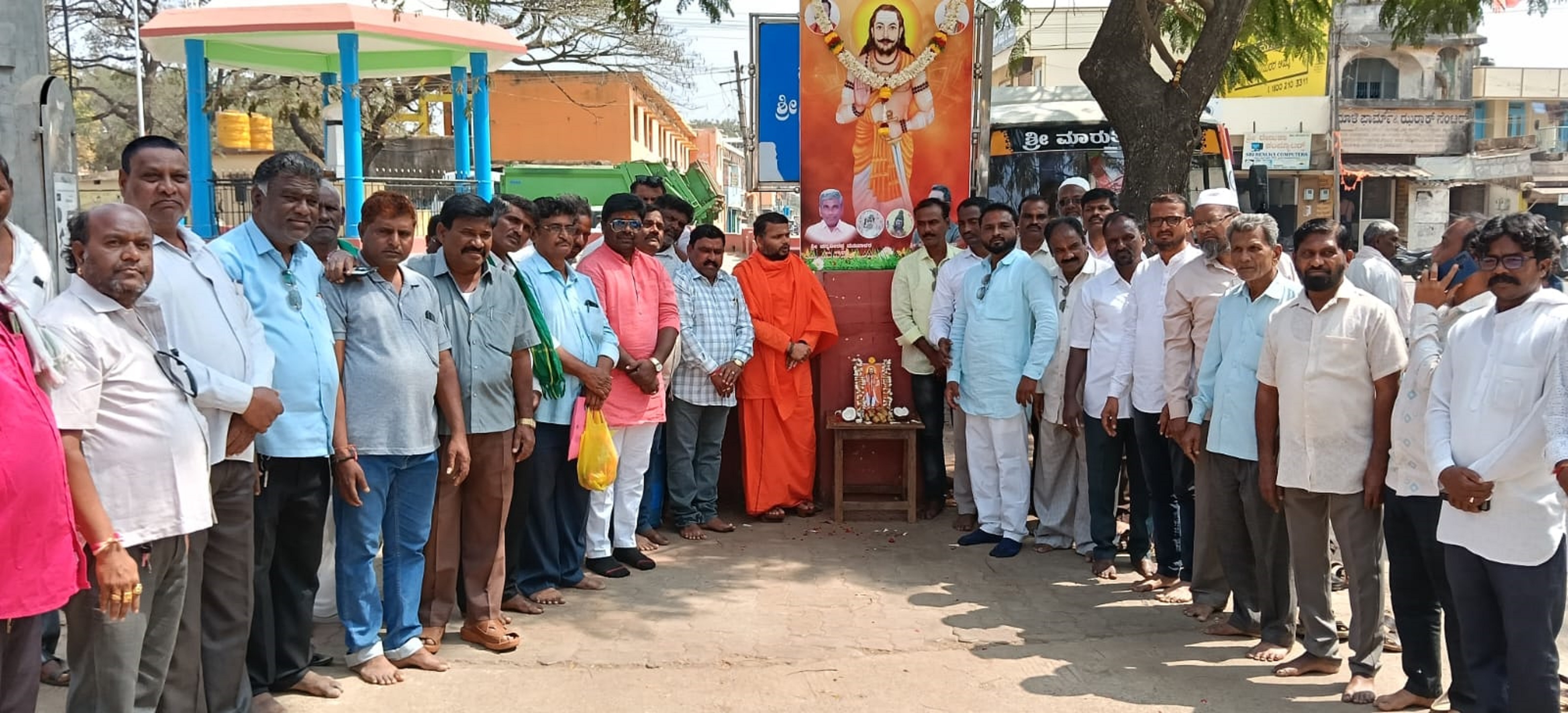 ಹಾವೇರಿಯ ಹುತಾತ್ಮ ಮೈಲಾರ ಮಹದೇವಪ್ಪ ವೃತ್ತದಲ್ಲಿ ಸೋಮವಾರ ಹಮ್ಮಿಕೊಂಡಿದ್ದ ‘ಮಡಿವಾಳ ಮಾಚಿದೇವರ ಜಯಂತಿ’ ಕಾರ್ಯಕ್ರಮದಲ್ಲಿ ಭಾವಚಿತ್ರಕ್ಕೆ ಪುಷ್ಪನಮನ ಸಲ್ಲಿಸಲಾಯಿತು 