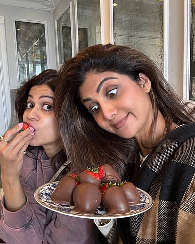 ಬಾಲ್ಯದ ಚಿತ್ರಗಳನ್ನು ಹಂಚಿಕೊಂಡ ಶಿಲ್ಪಾ ಶೆಟ್ಟಿ,  ‘ ಇಂದು ನಿಮ್ಮ ಹುಟ್ಟು ಹಬ್ಬ. ನನ್ನ ಮೊದಲ ದಿನದಿಂದಲೂ ನನಗೆ ನೀನೆ A1. ನಿನ್ನ ಜೀವನವು  ಸಂತೋಷ, ಉತ್ತಮ ಆರೋಗ್ಯ, ನಗು ಮತ್ತು ಪ್ರೀತಿಯಿಂದ ತುಂಬಿರಲಿ. ನಾನು ಯಾವಗಲೂ ನಿಮ್ಮ ಇರುತ್ತೇನೆ’ ಎಂದು ಬರೆದುಕೊಂಡು ಶುಭಕೋರಿದ್ದಾರೆ.