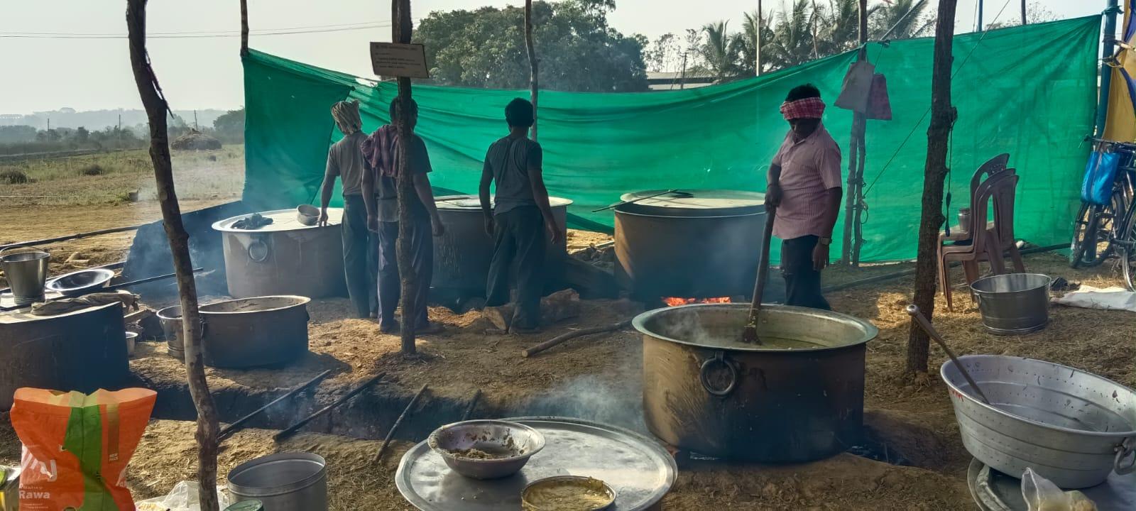 ಹಳಿಯಾಳದಿಂದ ಉಳವಿಗೆ ಸಾಗುವ ಯಾತ್ರಾರ್ಥಿಗಳಿಗಾಗಿ ಏರ್ಪಡಿಸಲಾದ ಅನ್ನದಾಸೋಹಕ್ಕಾಗಿ ಸಿದ್ದ ಪಡಿಸುತ್ತಿರುವ ಅಡುಗೆ.