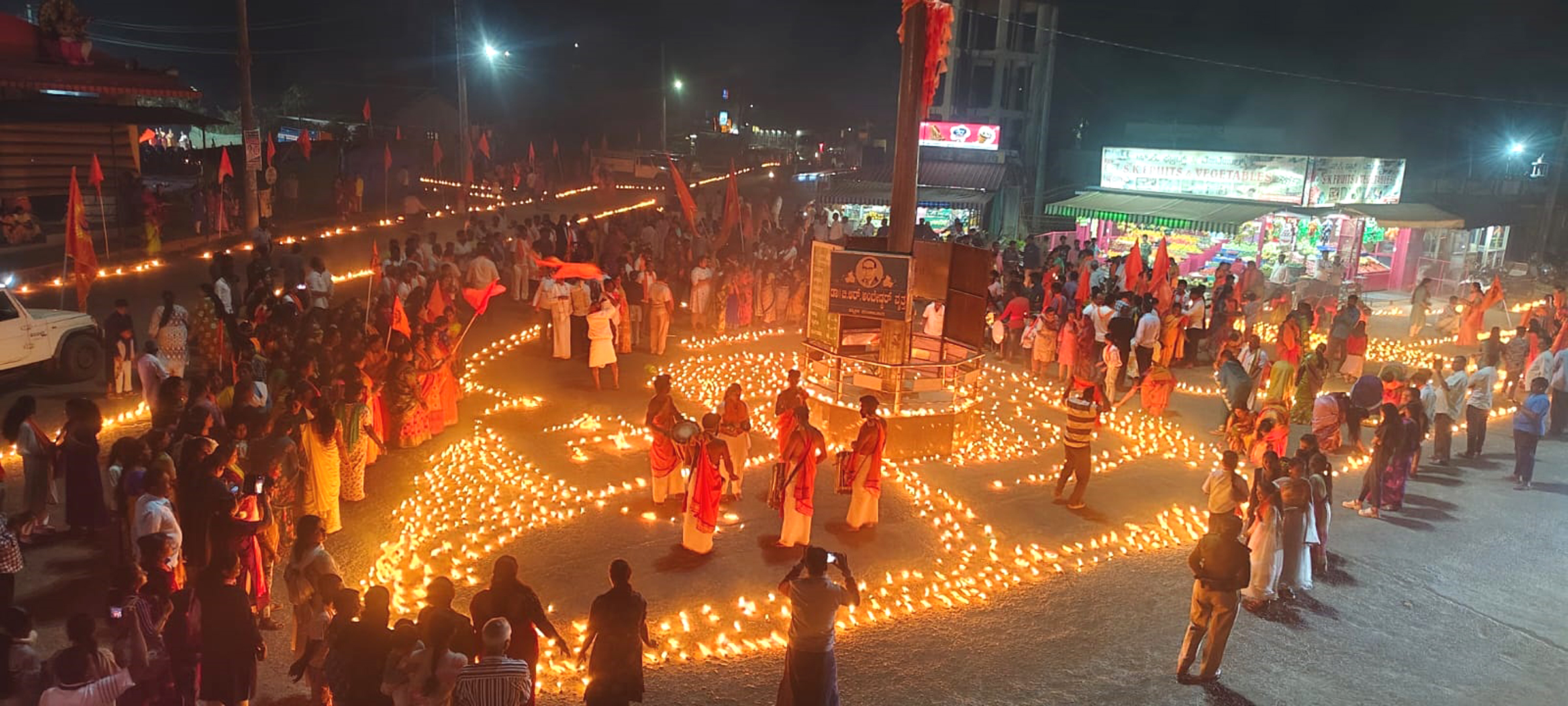 ನರಸಿಂಹರಾಜಪುರದಲ್ಲಿ ಭಾನುವಾರ ಹಿಂದೂ ಸಮಾಜೋತ್ಸವದ ಅಂಗವಾಗಿ ನಡೆದ ಅಖಂಡ ದೀಪೋತ್ಸವದಲ್ಲಿ ಡಾ.ಬಿ.ಆರ್.ಅಂಬೇಡ್ಕರ್ ಅವರ ವೃತ್ತದಲ್ಲಿ ದೀಪಗಳನ್ನು ಪ್ರಜ್ವಲಿಸಲಾಯಿತು
