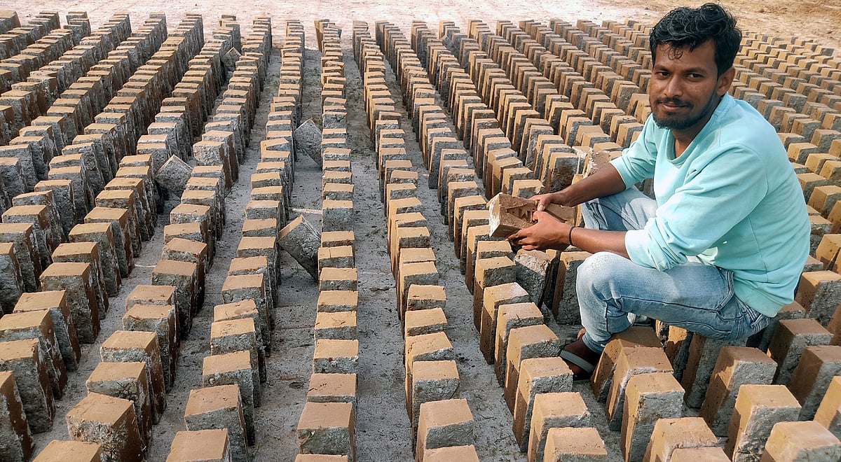 ಮಣ್ಣು, ಉರುವಲು, ಕಾರ್ಮಿಕರ ಕೊರತೆ: ಬಿಕ್ಕಟ್ಟಿನಲ್ಲಿ ಮಣ್ಣಿನ ಇಟ್ಟಿಗೆ ಉದ್ಯಮ