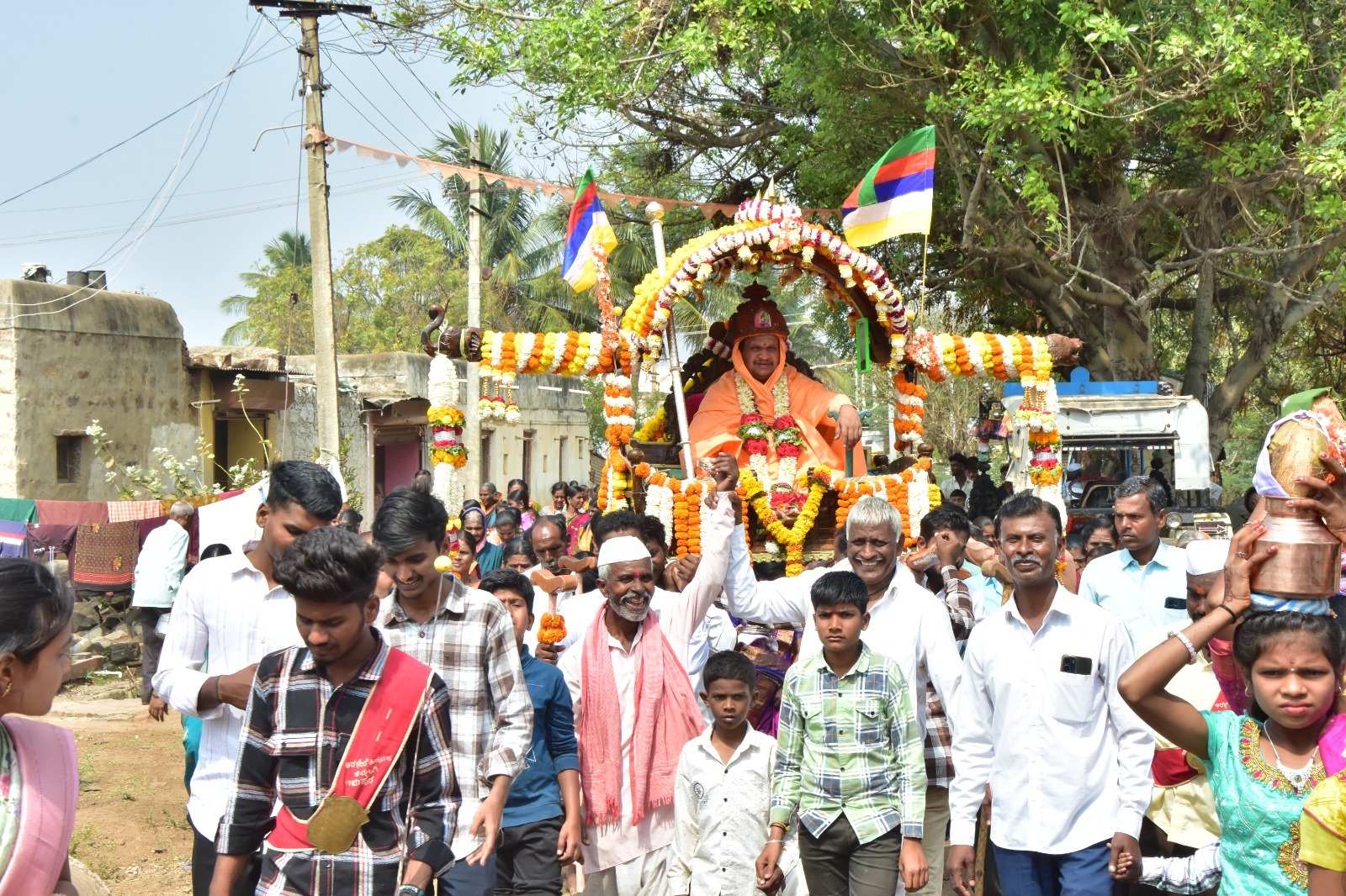 ಚಿಮ್ಮಲಗಿ ಅರಳೆಲೆ ಕಟ್ಟಿಮನಿ ಹಿರೇಮಠದ ಸಿದ್ಧರೇಣುಕ ಸ್ವಾಮೀಜಿಗಳ ಅಡ್ಡಪಲ್ಲಕ್ಕಿ ಮಹೋತ್ಸವದ ಮೆರವಣಿಗೆ ಗ್ರಾಮದ ತುಂಬ ಮಹಿಳೆಯರ ಕುಂಭ ಮೇಳದೊಂದಿಗೆ ಜರುಗಿತು.