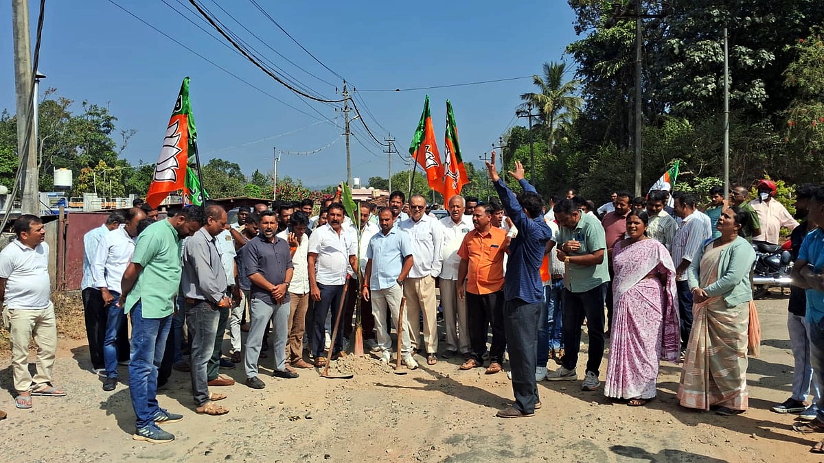 ಹೆದ್ದಾರಿ ಅಭಿವೃದ್ಧಿಗೆ ಆಗ್ರಹ: ರಸ್ತೆಯಲ್ಲಿ ಬಾಳೆಗಿಡ ನೆಟ್ಟು ಪ್ರತಿಭಟನೆ