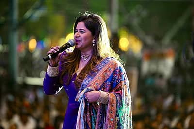 ನೇರಳೆ ಬಣ್ಣದ ಉಡುಪು ಧರಿಸಿ ನಿರೂಪಕಿ ಅನುಶ್ರೀ ಅವರು ಕನಕೋತ್ಸವದಲ್ಲಿ ಭಾಗಿಯಾಗಿದ್ದರು.