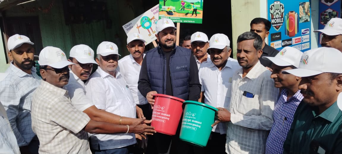 ತಿರುಮಶೆಟ್ಟಿಹಳ್ಳಿ ಗ್ರಾಮದಲ್ಲಿ ಗ್ರಾಮಸ್ಥರಿಗೆ ಕಸದ ಬುಟ್ಟಿ ಪಂಚಾಯಿತಿ ವತಿಯಿಂದ ವಿತರಿಸಿದ ಸಂದರ್ಭ