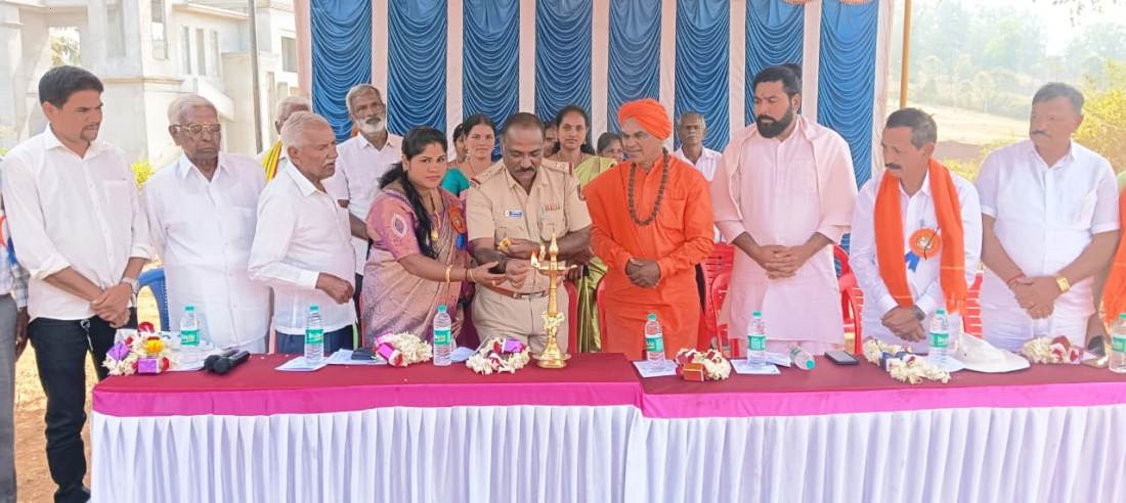 ಗುಡುಗಳಲೆ ಜಾನುವಾರು ಜಾತ್ರಾ ಸಮಾರಂಭವನ್ನು ಸೋಮವಾರ ಅಭಿನವ ಸ್ವಾಮೀಜಿ ಉದ್ಘಾಟಿಸಿದರು