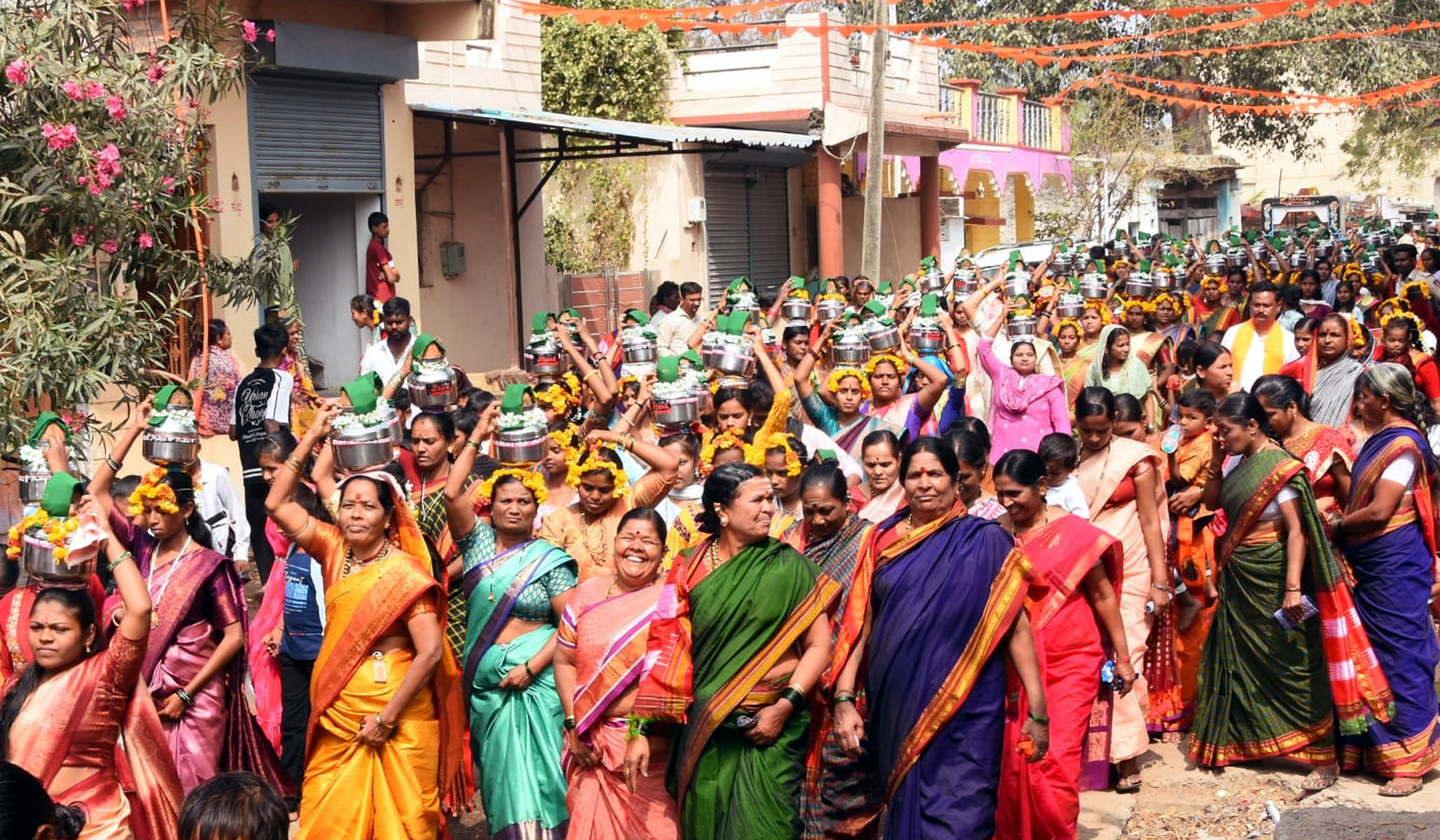 ಹುಣಸಗಿ ತಾಲ್ಲೂಕಿನ ಕೊಡೇಕಲ್ಲ ಗ್ರಾಮದಲ್ಲಿ ನಡೆದ ಹಿಂದೂ ಸಮಾಜೋತ್ಸವ ಅಂಗವಾಗಿ ನಡೆದ ಶೋಭಾ ಯಾತ್ರೆಯಲ್ಲಿ 108 ಮಹಿಳೆಯರು ಪೂರ್ಣಕುಂಭದೊಂದಿಗೆ ಪಾಲ್ಗೊಂಡಿದ್ದರು