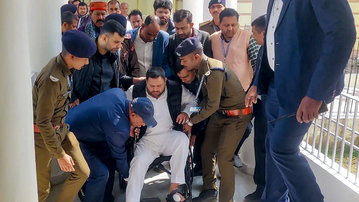 ಗಾಲಿಕುರ್ಚಿ ಮೇಲೆ ವಿಧಾನಸಭೆಗೆ ಬಂದ ತೇಜಸ್ವಿ ಯಾದವ್