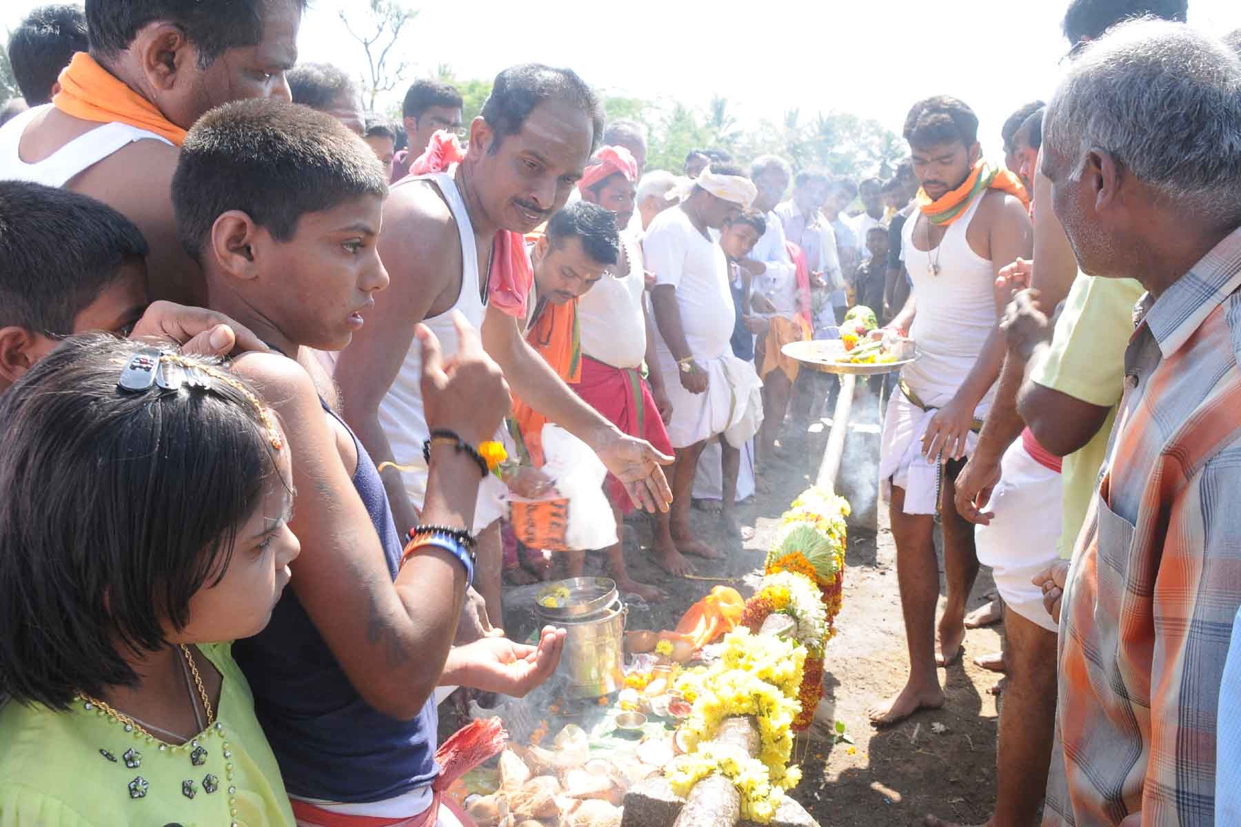 ಶಿವಧನಸ್ಸನ್ನು ವೇದಾವತಿ ನದಿಗೆ ಒಯ್ದು ಪೂಜಿಸಿ ತರುತ್ತಿರುವುದು