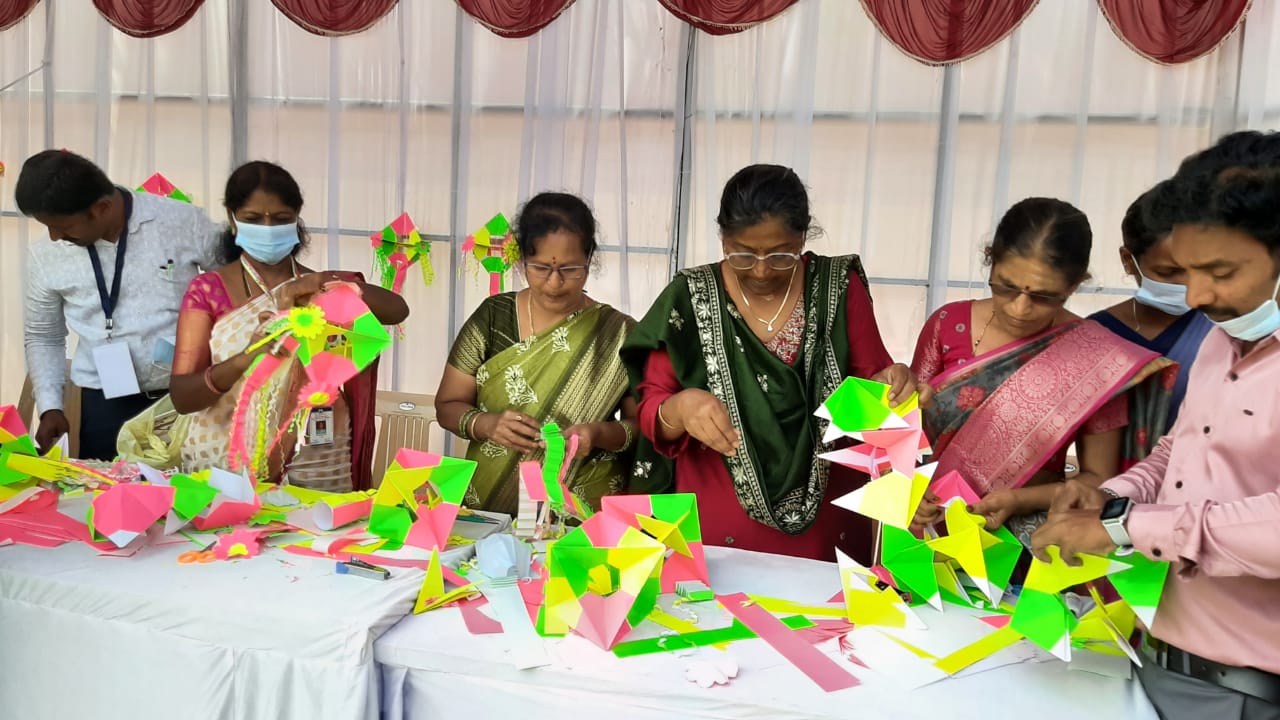 ಮಳಿಗೆಯೊಂದರಲ್ಲಿ ಹಕ್ಕಿಗೂಡು ಸಿದ್ಧಪಡಿಸಿದ ಶಿಕ್ಷಕಿಯರು