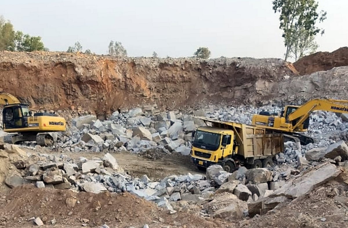 ಮಂಡ್ಯ | ಅಕ್ರಮ ಗಣಿಗಾರಿಕೆ; ಪ್ರಾಕೃತಿಕ ಸಂಪತ್ತಿಗೆ ಕನ್ನ