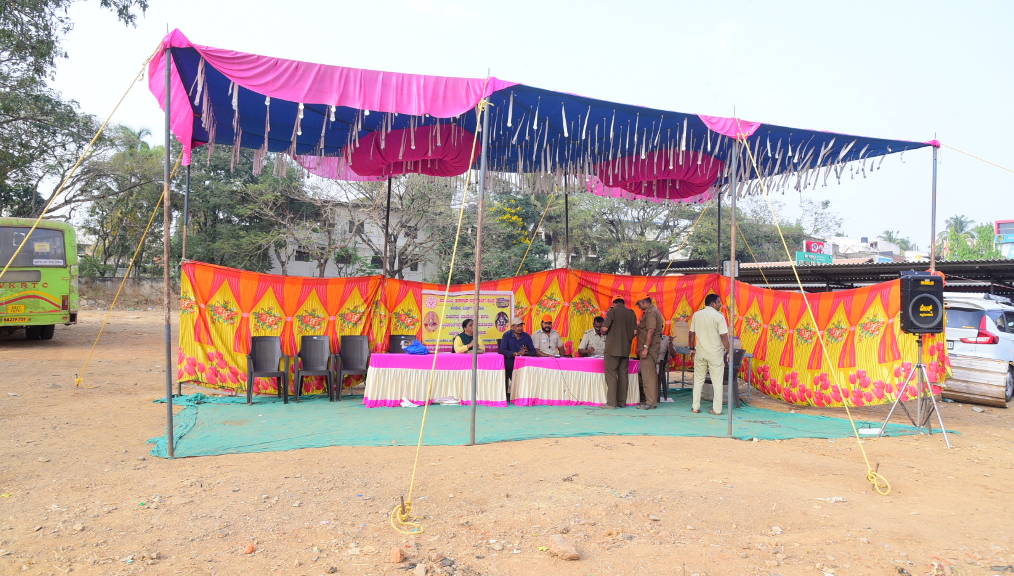 ಹಾವೇರಿ ಕೇಂದ್ರ ನಿಲ್ದಾಣದಲ್ಲಿ ಜಾತ್ರೆ ಬಸ್‌ಗಳ ಪ್ರಯಾಣಿಕರ ಅನುಕೂಲಕ್ಕೆ ಶಾಮಿಯಾನ್ ನಿರ್ಮಿಸಿರುವುದು