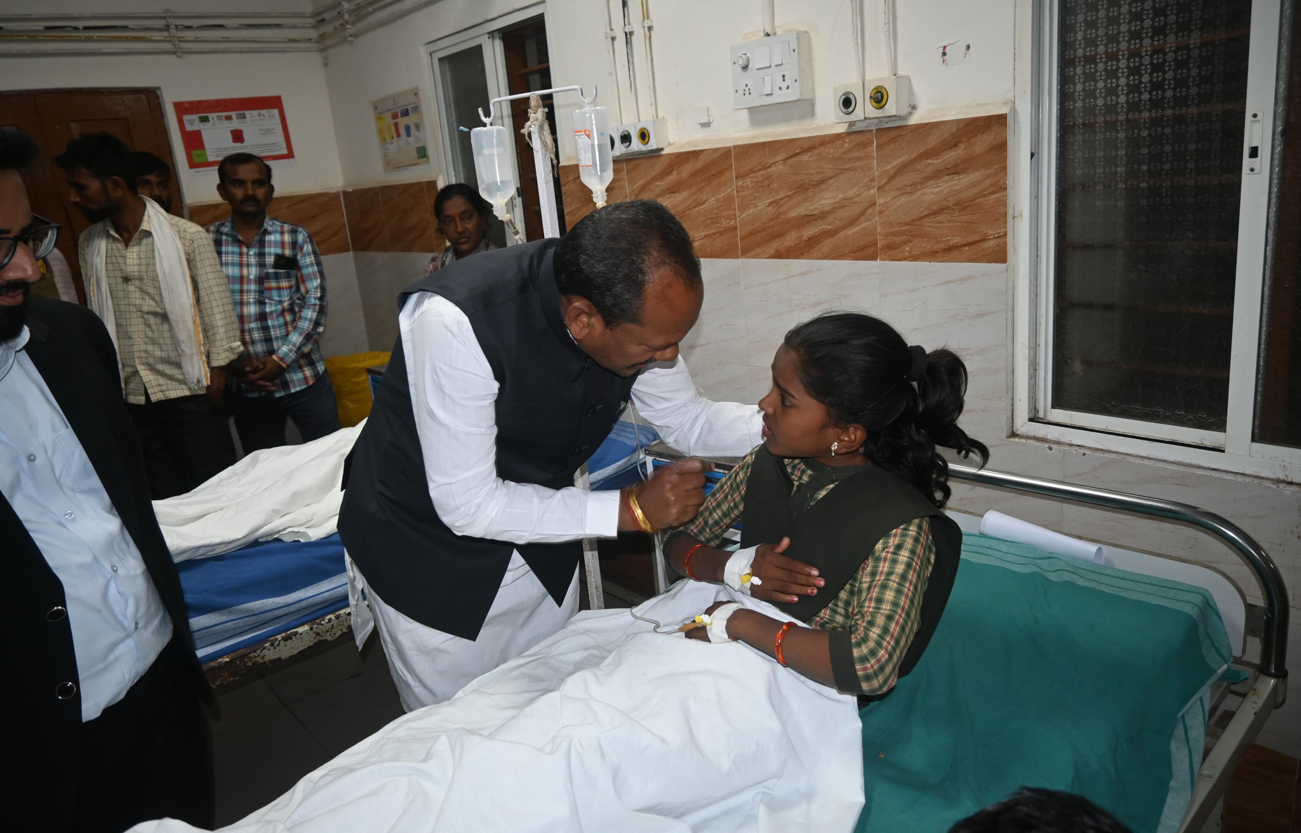 ಔರಾದ್ ಸಾರ್ವಜನಿಕ ಆಸ್ಪತ್ರೆಗೆ ಶಾಸಕ ಪ್ರಭು ಚವಾಣ್ ಭೇಟಿ ನೀಡಿ ಬಿಸಿಯೂಟ ಸೇವನೆಯಿಂದ ಅಸ್ವಸ್ಥಗೊಂಡ ಮಕ್ಕಳ ಆರೋಗ್ಯ ವಿಚಾರಿಸಿದರು