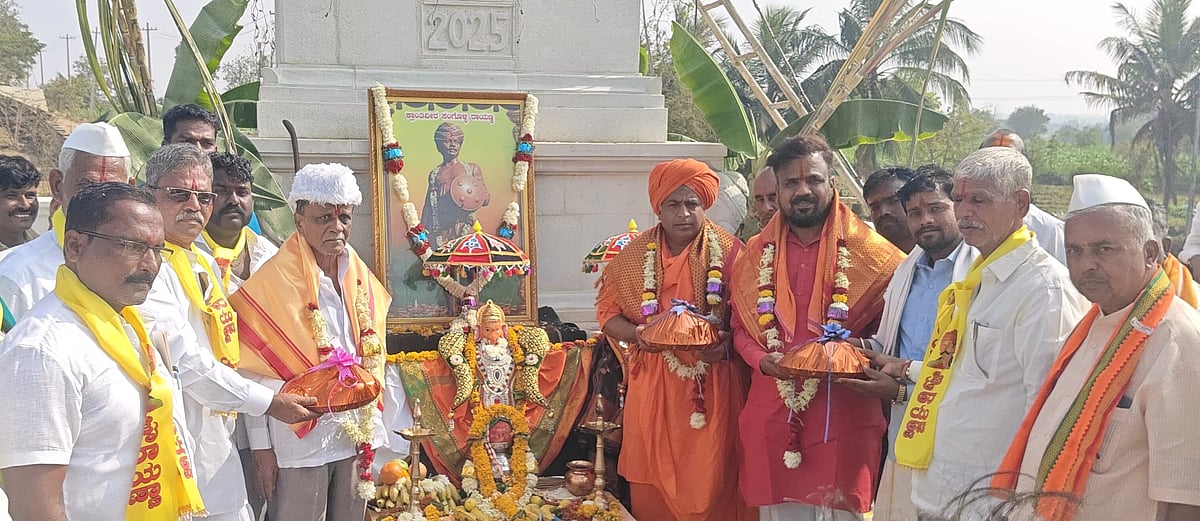 ಮಹಾಪುರುಷರ ಸ್ಮರಣೆ ಮಾಡಿ: ಅಭಿನವ ಶಿವಾನಂದ ಸ್ವಾಮೀಜಿ